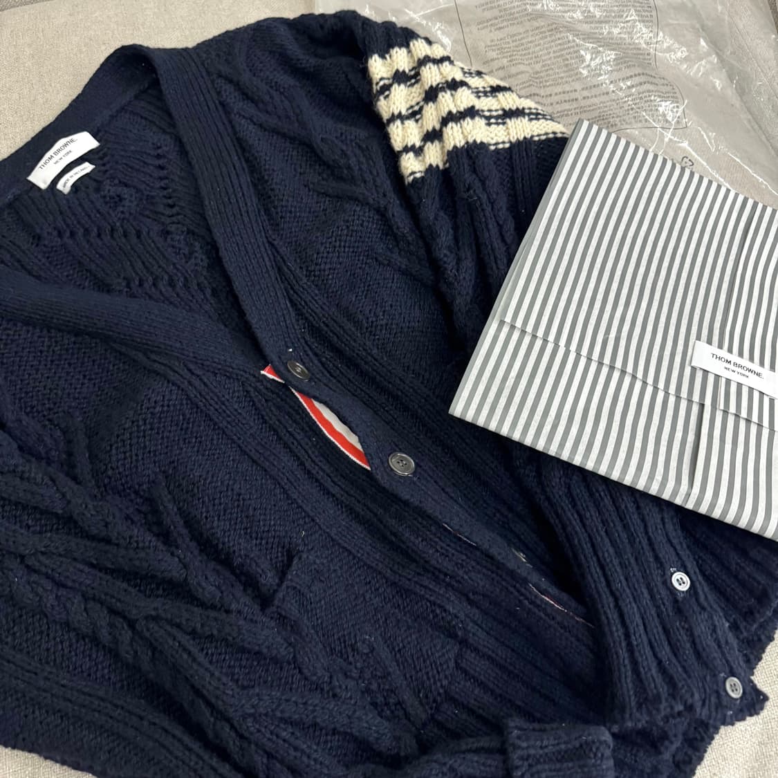 톰브라운 가디건 아란케이블 니트사선 네이비 2 상품이미지4