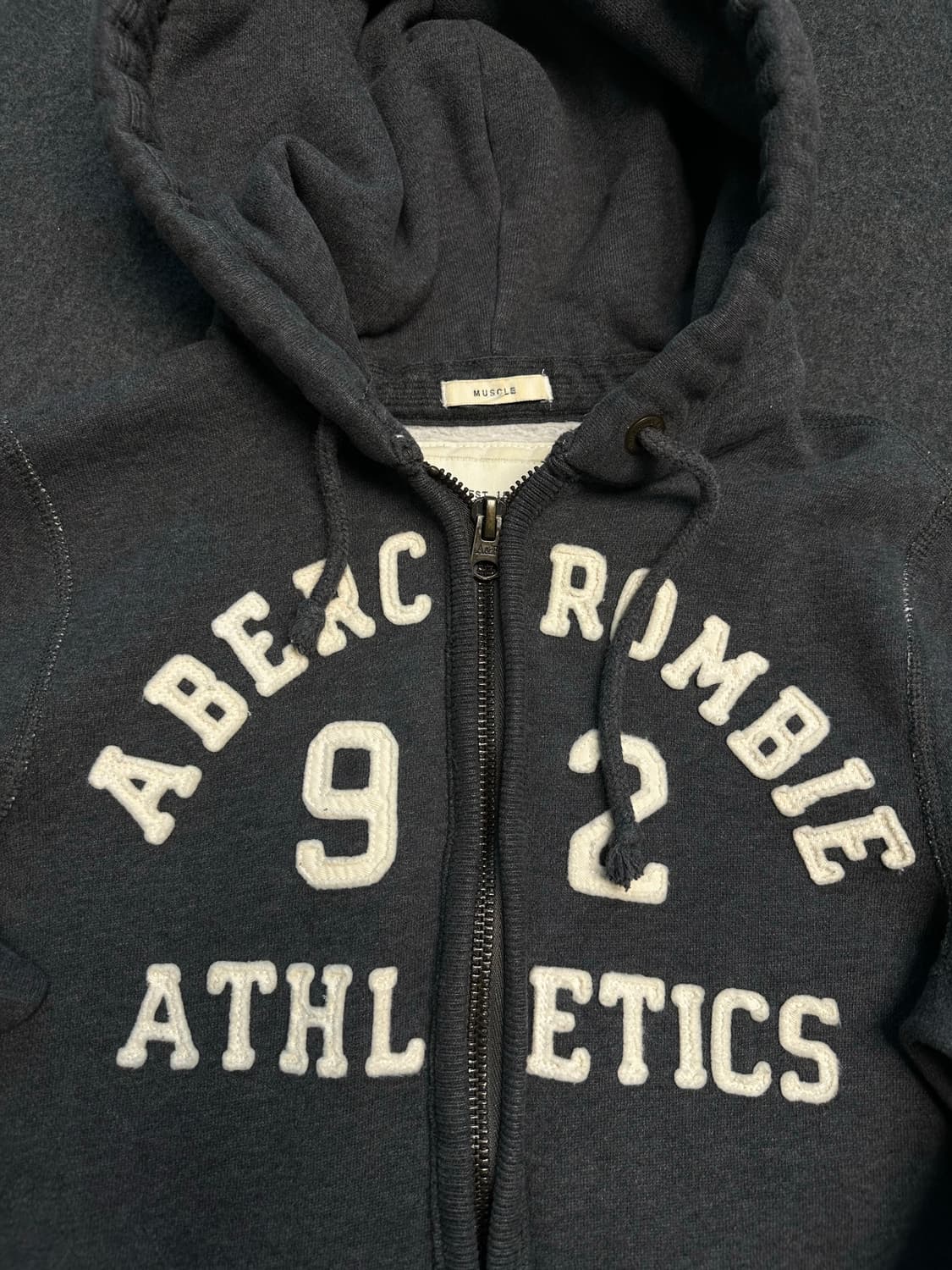 아베크롬비 자수 로고 차콜 후드집업 상품이미지2