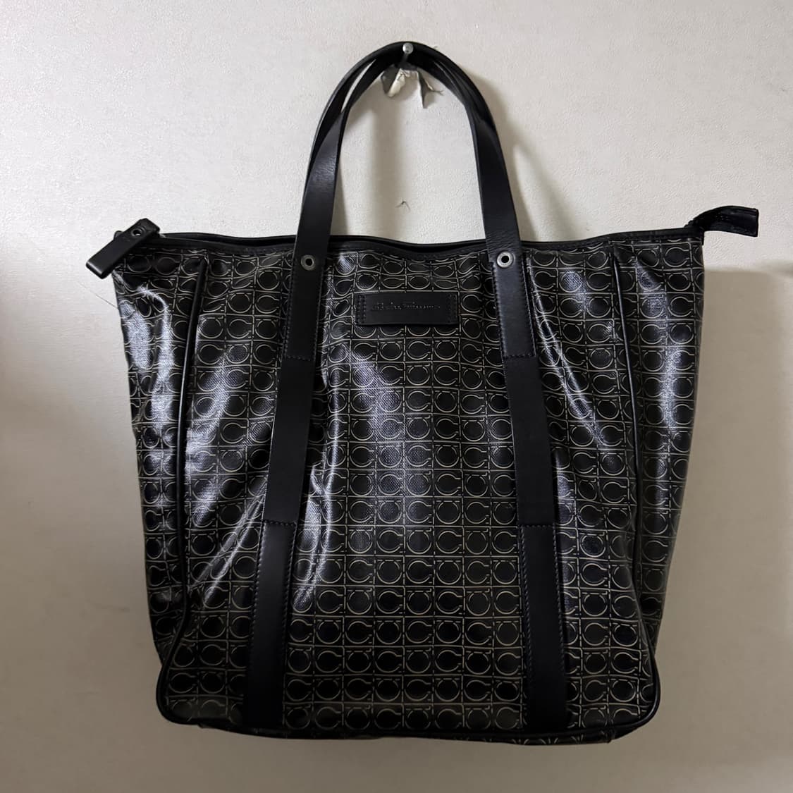 살바토레 페라가모 간치니 패턴 PVC 남성 토트백 상품이미지1