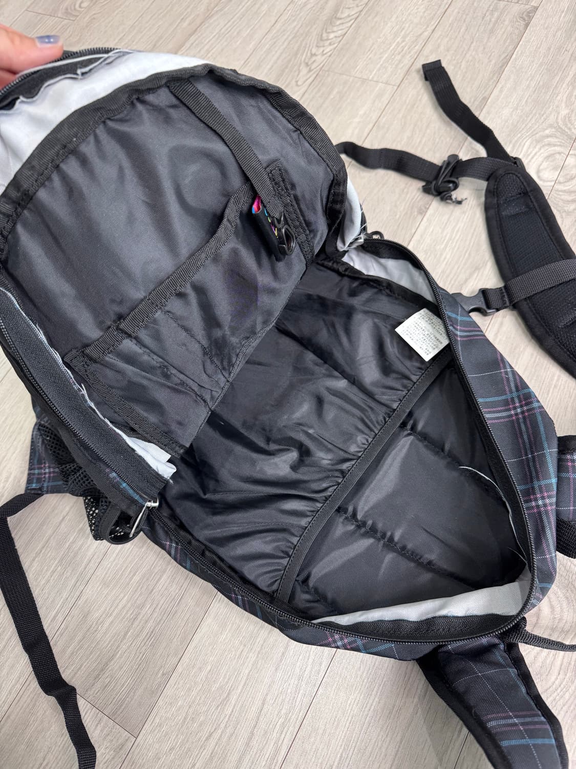 콜맨 타탄체크 백팩 블랙 상품이미지4