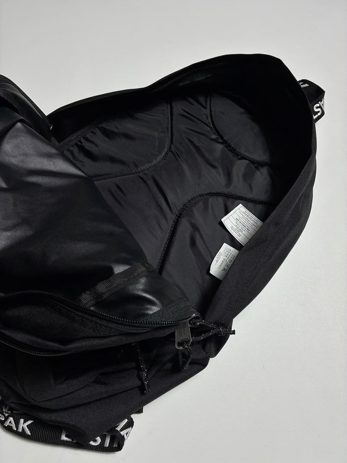 이스트팩 19FW 로고 패치 캐주얼 블랙 백팩 PR2344 상품이미지8