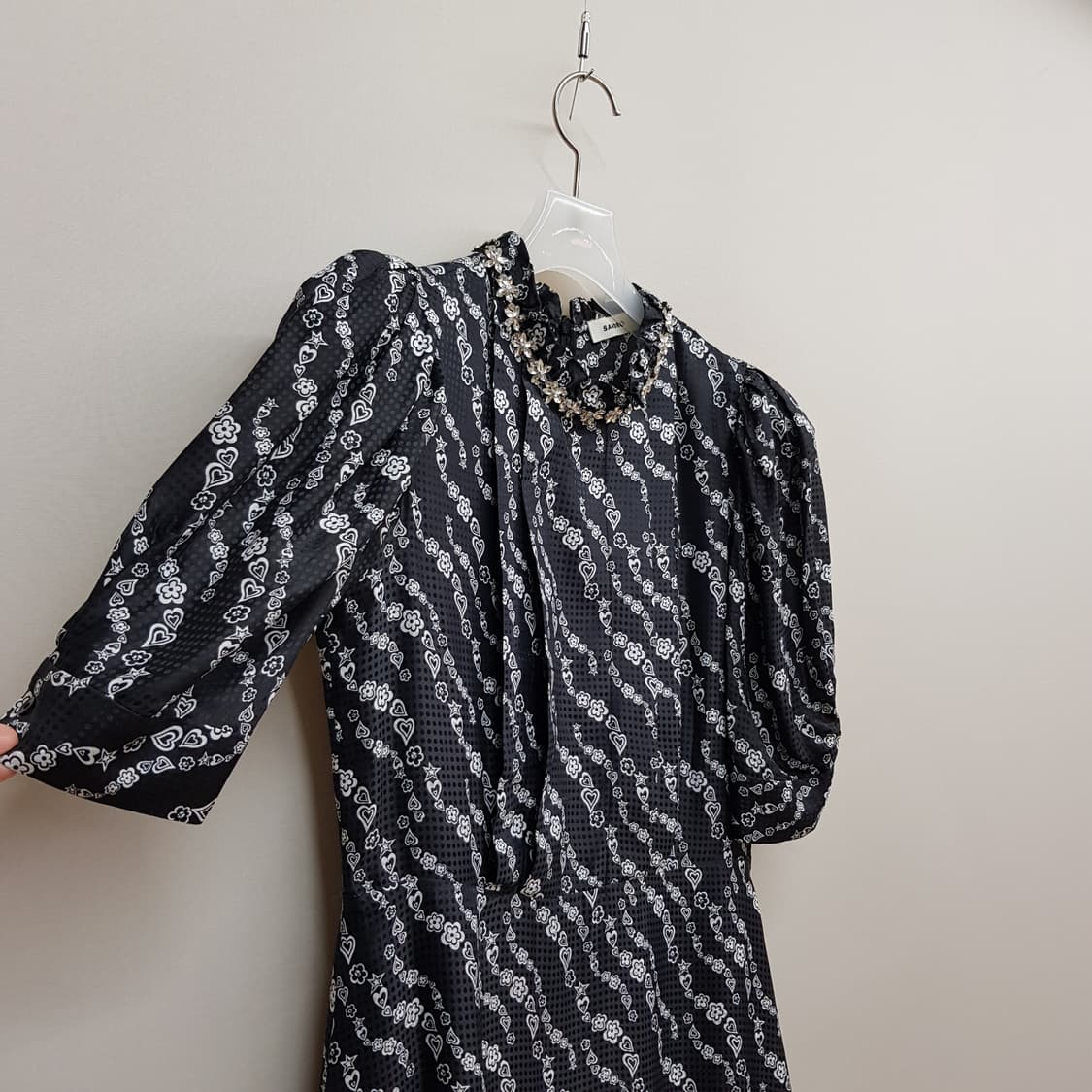 산드로 하트 플라워 패턴 프릴넥 미니 원피스 36사이즈 상품이미지4