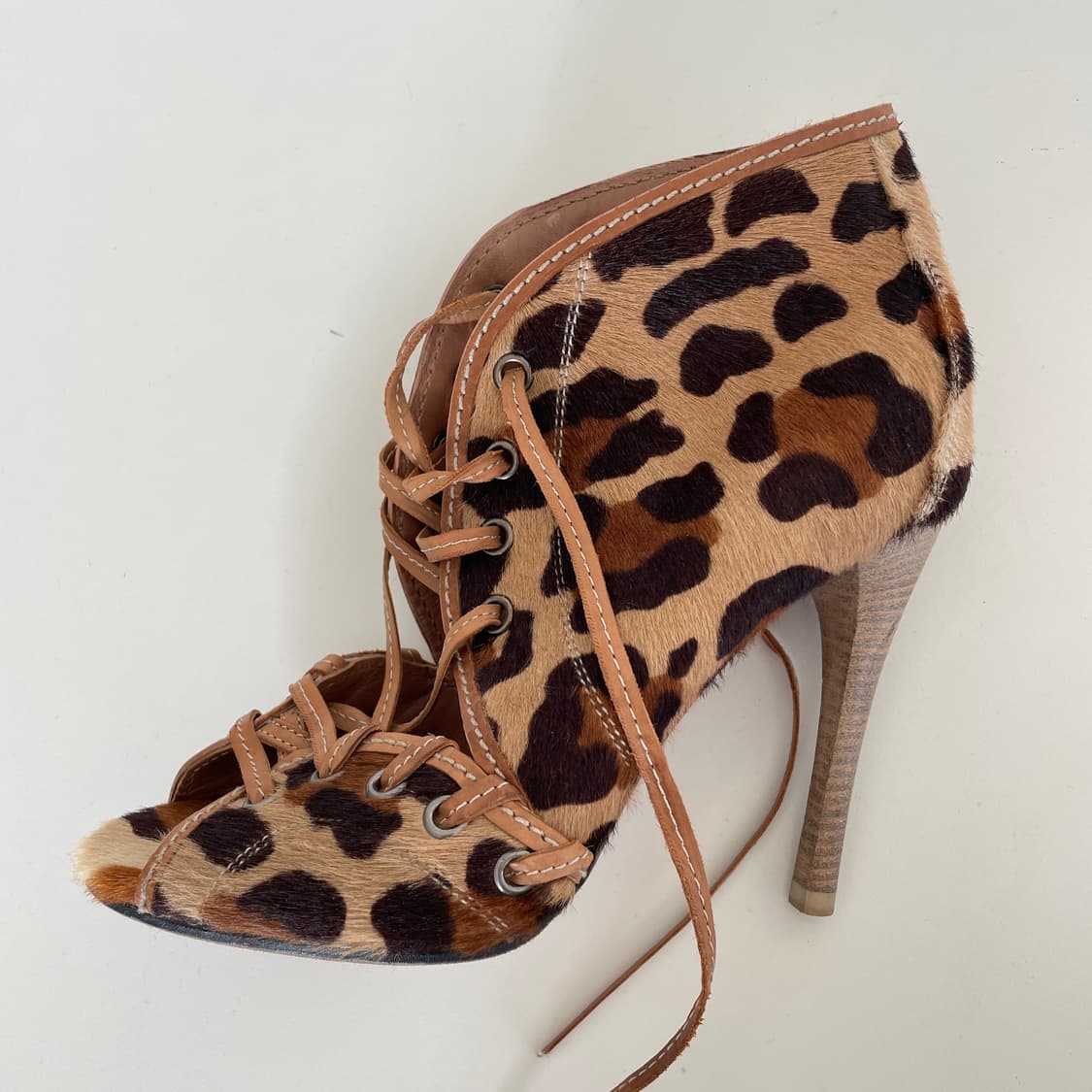 알라이아 35 1/2,225mm 레오파드 송아지 털 레이스업 힐 상품이미지3