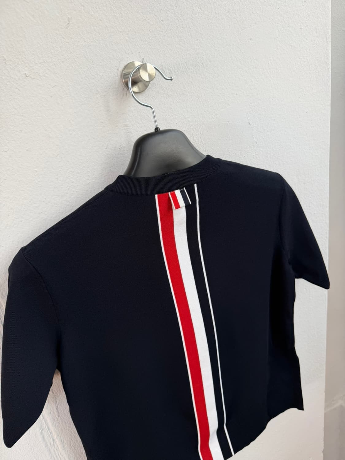 톰 브라운 센터 백 스트라이프 티  상품이미지1