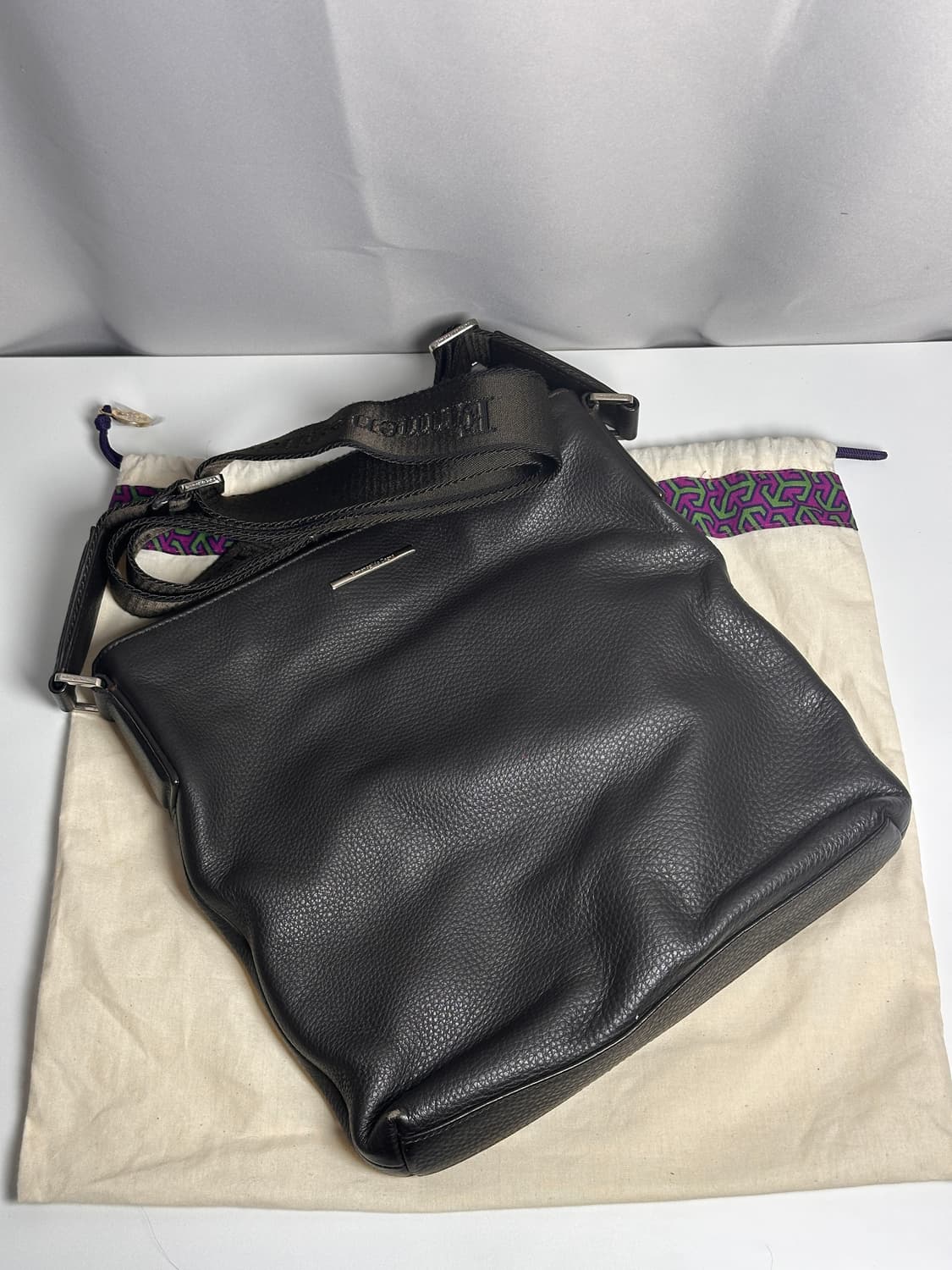 에르메네질도 제냐 페블레더 크로스백 – 이탈리안 모던 클래식 상품이미지3