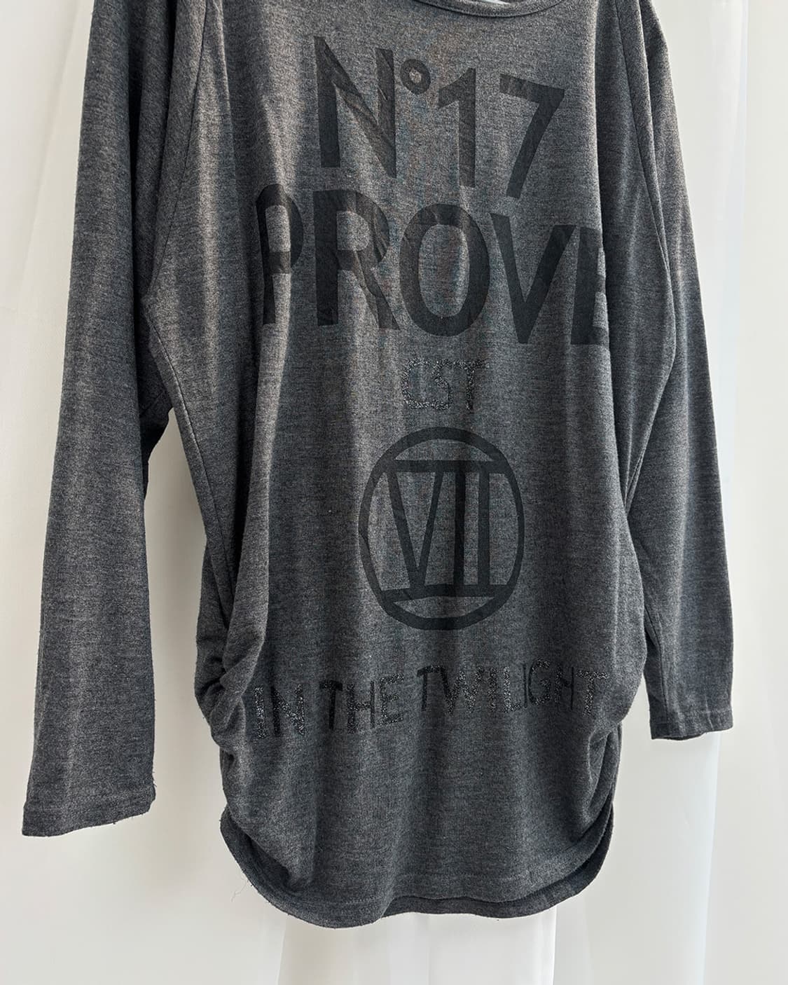 c-17 (c seventeen)밑단 셔링 그래픽 긴팔 티 상품이미지4