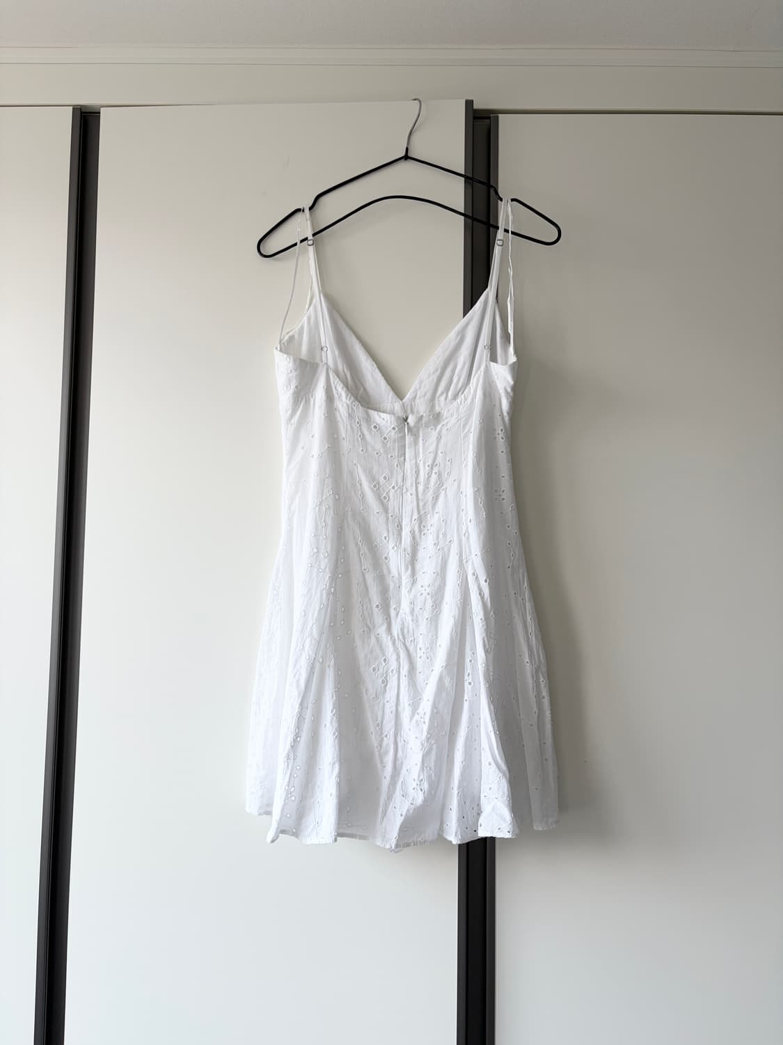 자라 펀칭 민소매 화이트 미니원피스 상품이미지2