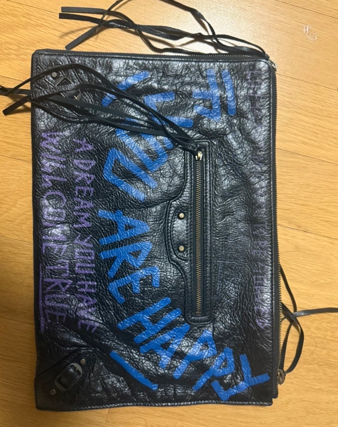 발렌시아가 그래피티 클러치 상품이미지1