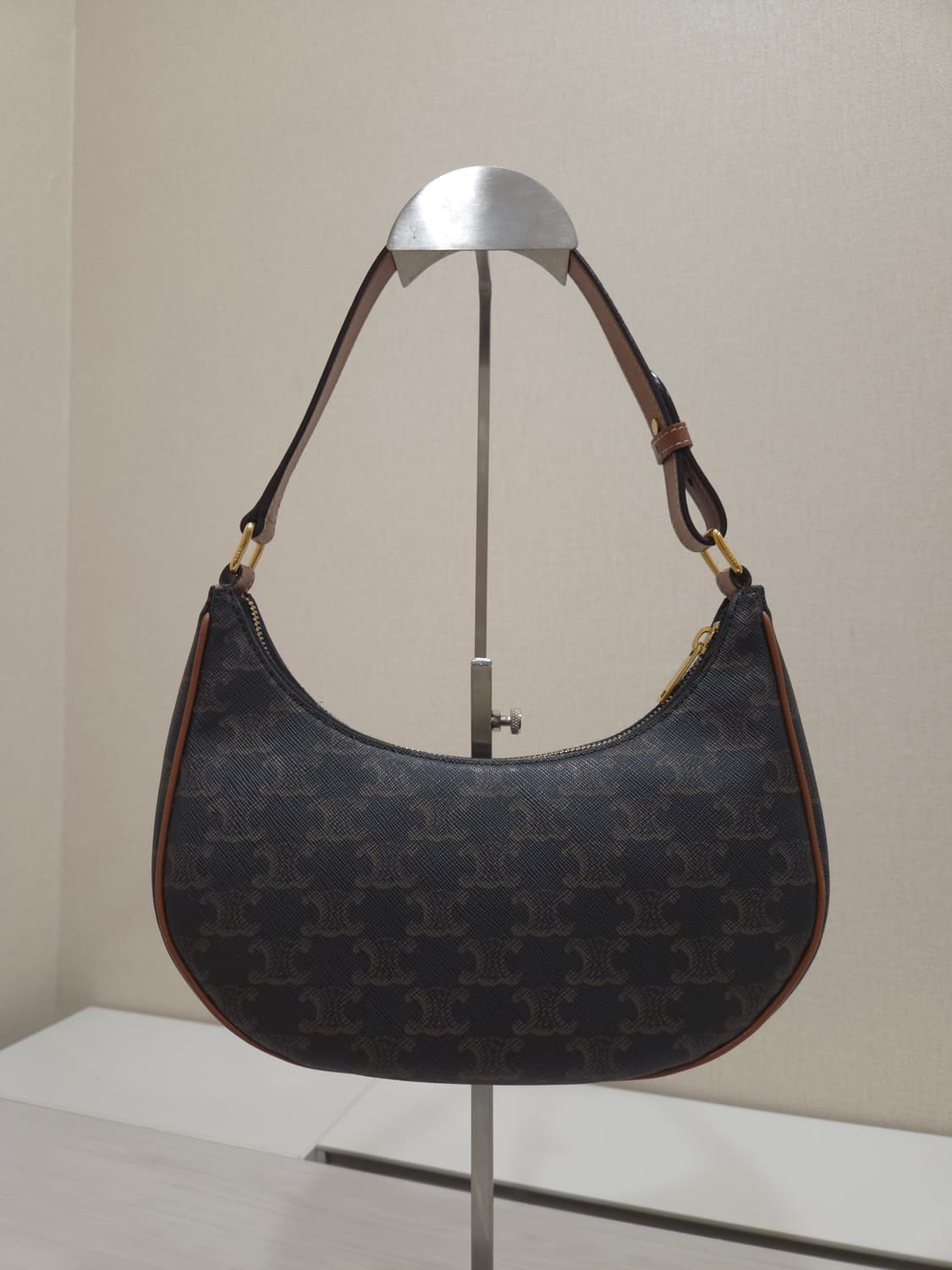 셀린느 아바백 미디움 상품이미지1