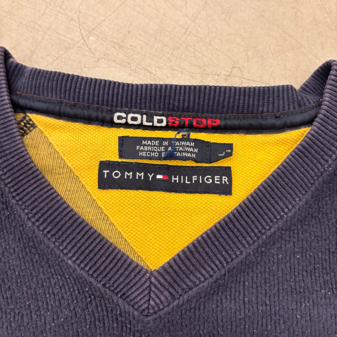 타미 힐피거 브이넥 스몰로고 니트 상품이미지3