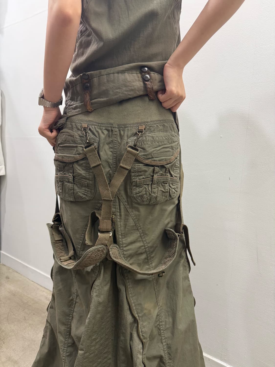 GOA 서스펜더 & 멀티집업 디테일 롱 스커트 상품이미지5