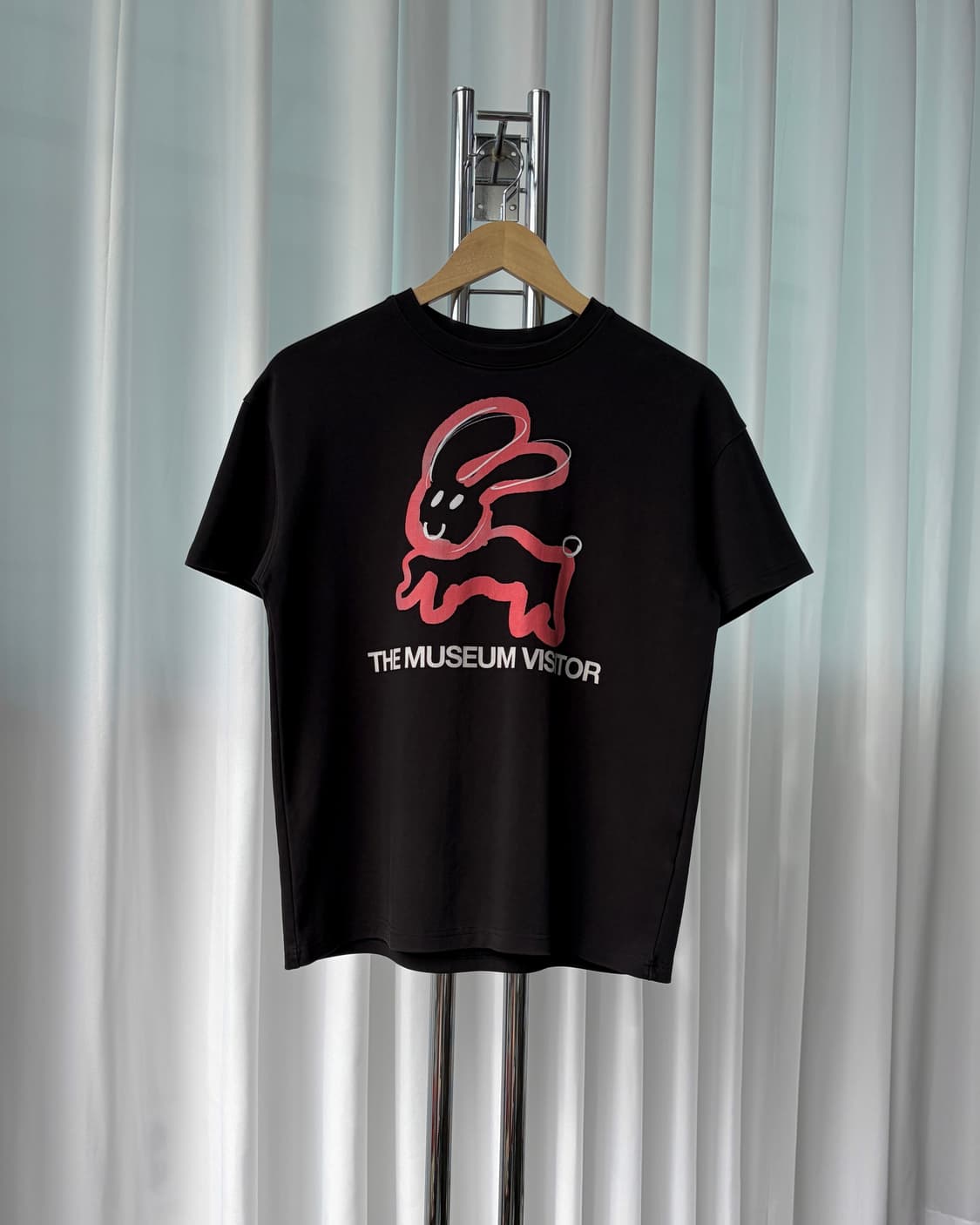 [M]더뮤지엄비지터 래빗 반팔 티셔츠 상품이미지2