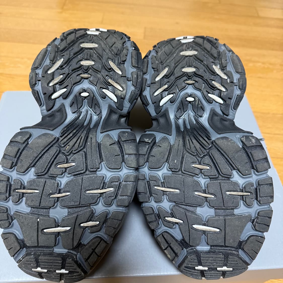 발렌시아가 6xl 블랙 그레이 상품이미지4