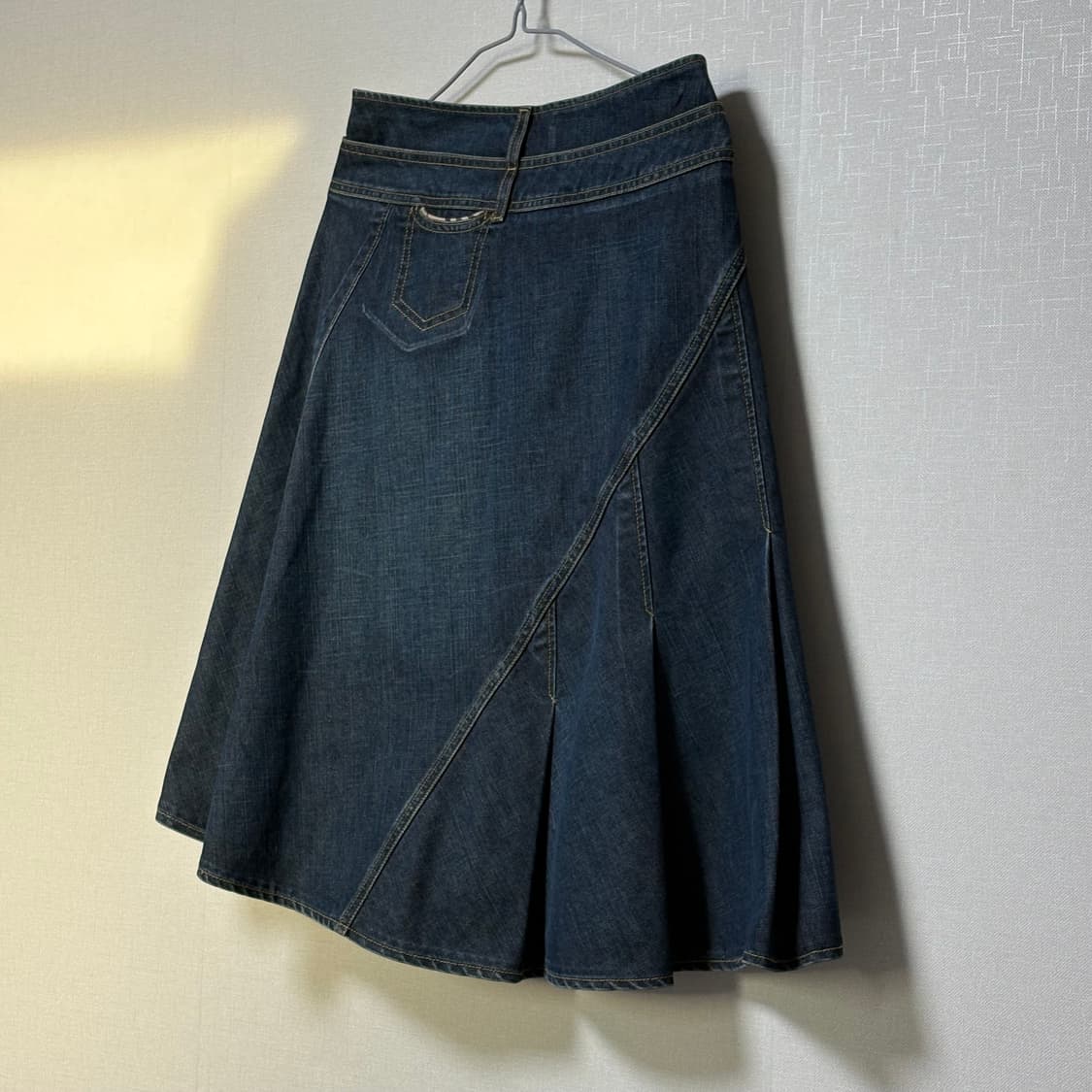 버버리 사선 디테일 워싱 데님 핀턱 스커트 상품이미지7