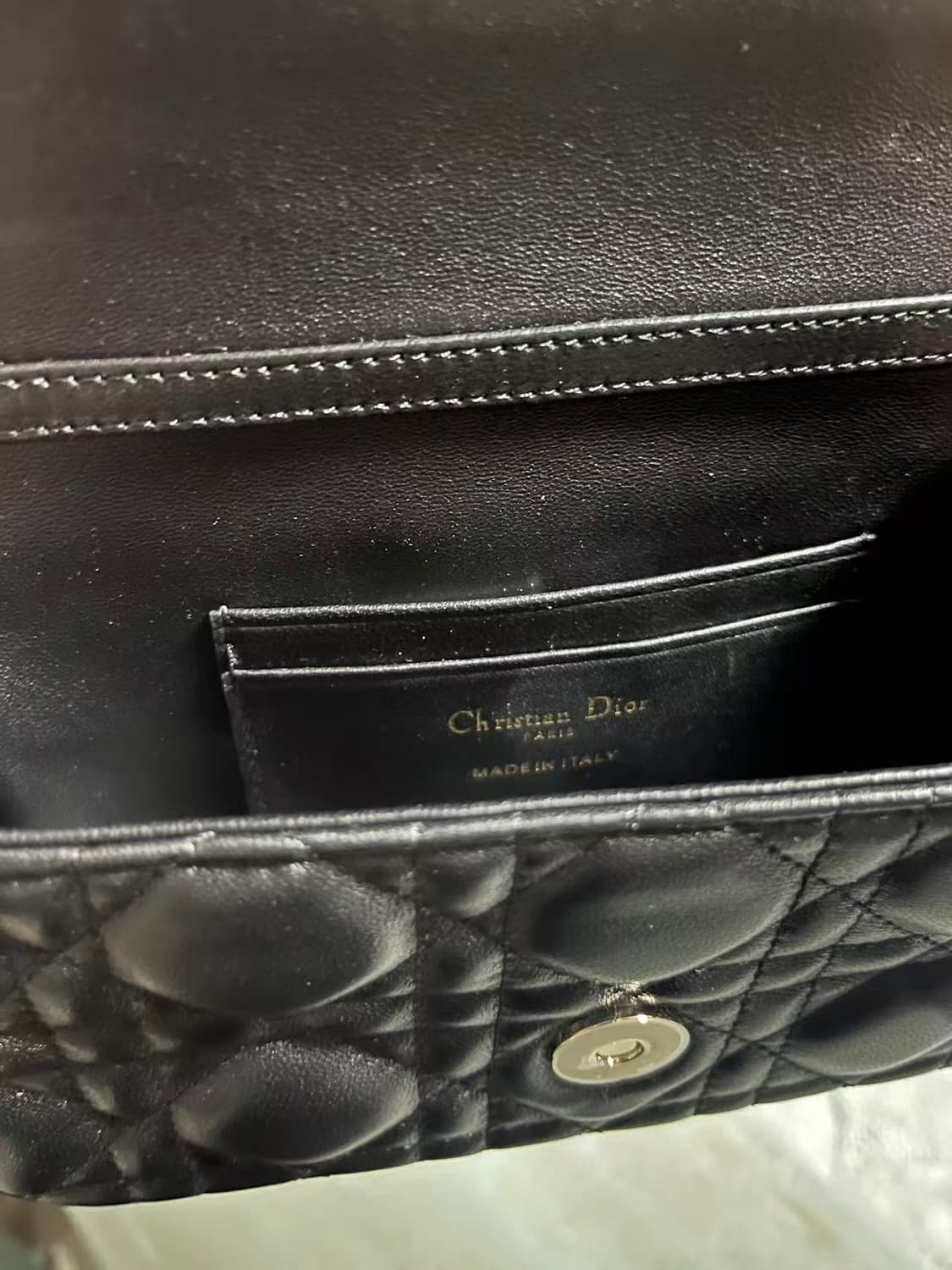 디올 레이디 폰 파우치 블랙 까나쥬 램스킨 상품이미지4