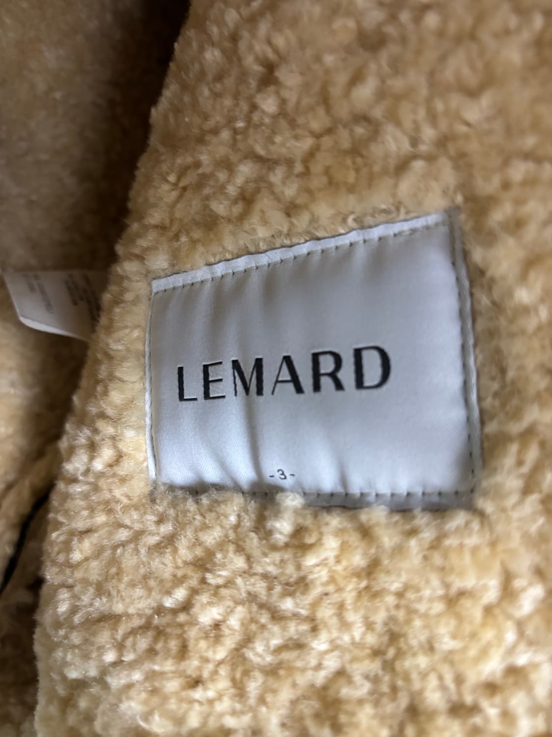 LEMARD 르마드 비건 레더 유광 무스탕 자켓 상품이미지4