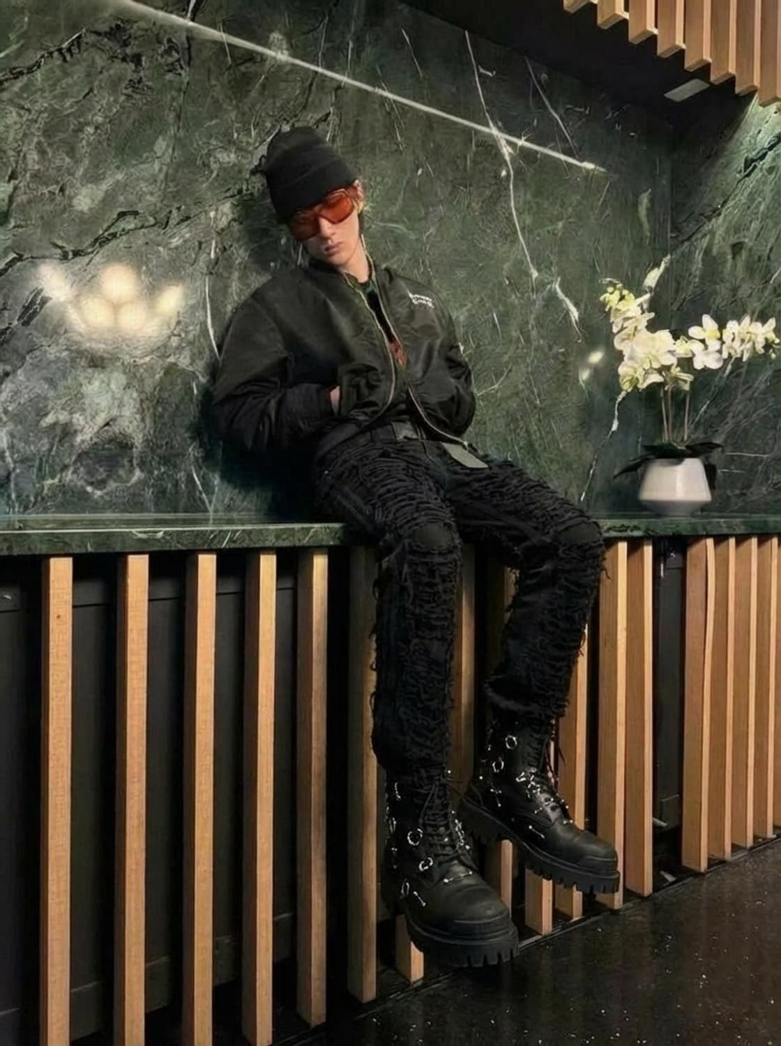 99% is 바조우 / 벨크로 사이드 립피드 왁시드 디스트로이드 데님팬츠 상품이미지1