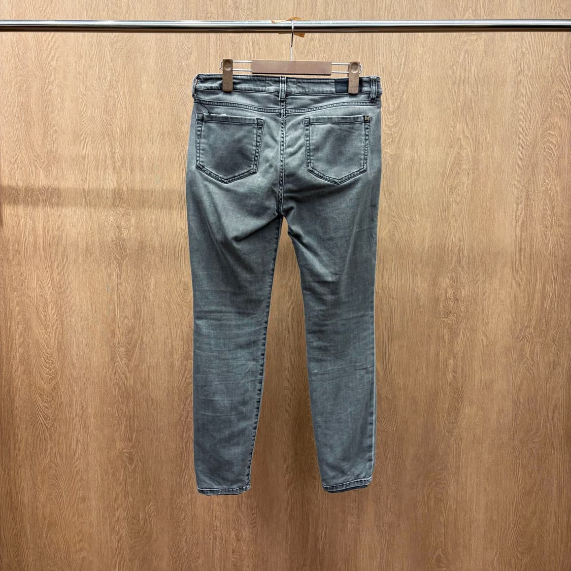 막스마라 위켄드 스트레치 스키니 데님 팬츠 나비 메탈 패치 디테일 그레이 상품이미지3