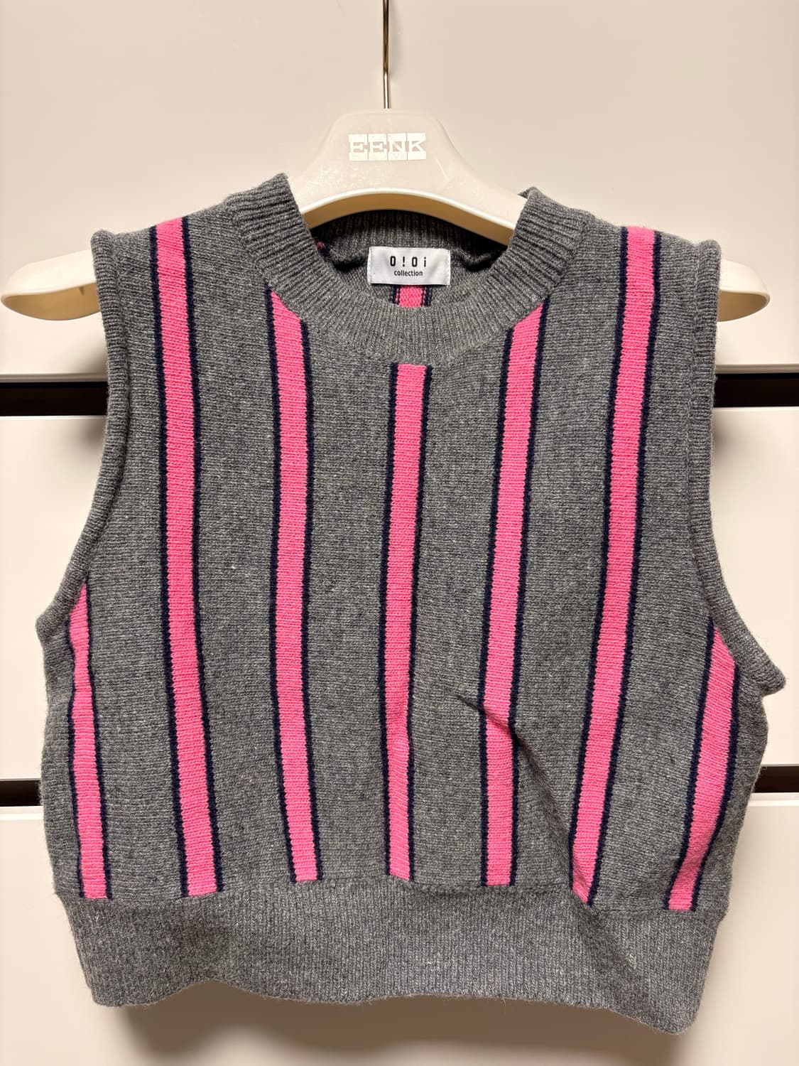 o!oi 컬렉션 그레이 핑크 스트라이프 니트 조끼 상품이미지1