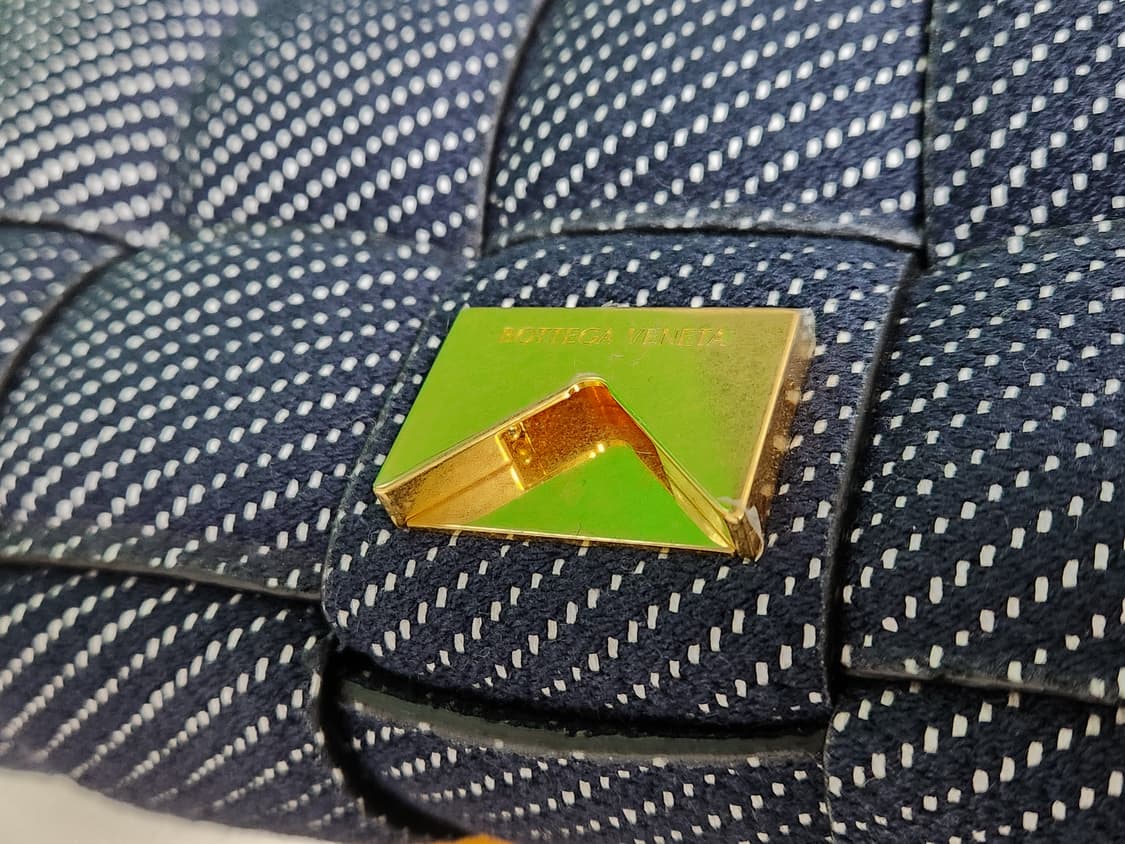 보테가베네타 데님 패딩 카세트백 상품이미지5