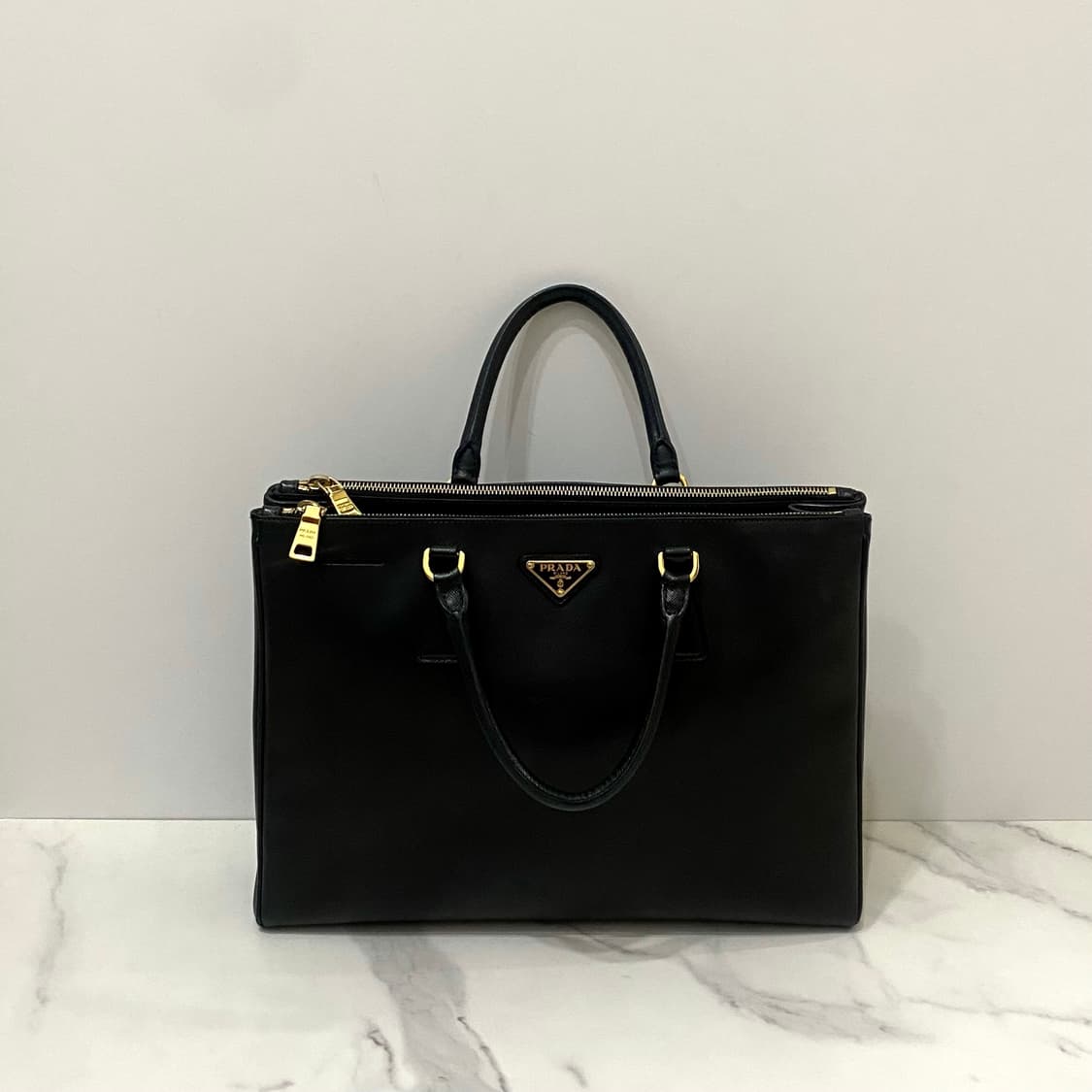 프라다 사피아노 레더 삼각로고 럭스 빅 토트백 블랙 B1786T 상품이미지1