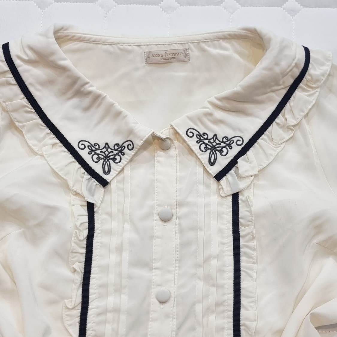 axes femme 포르메이츠 크림바닐라 자수 카라 프릴 블라우스 상품이미지3