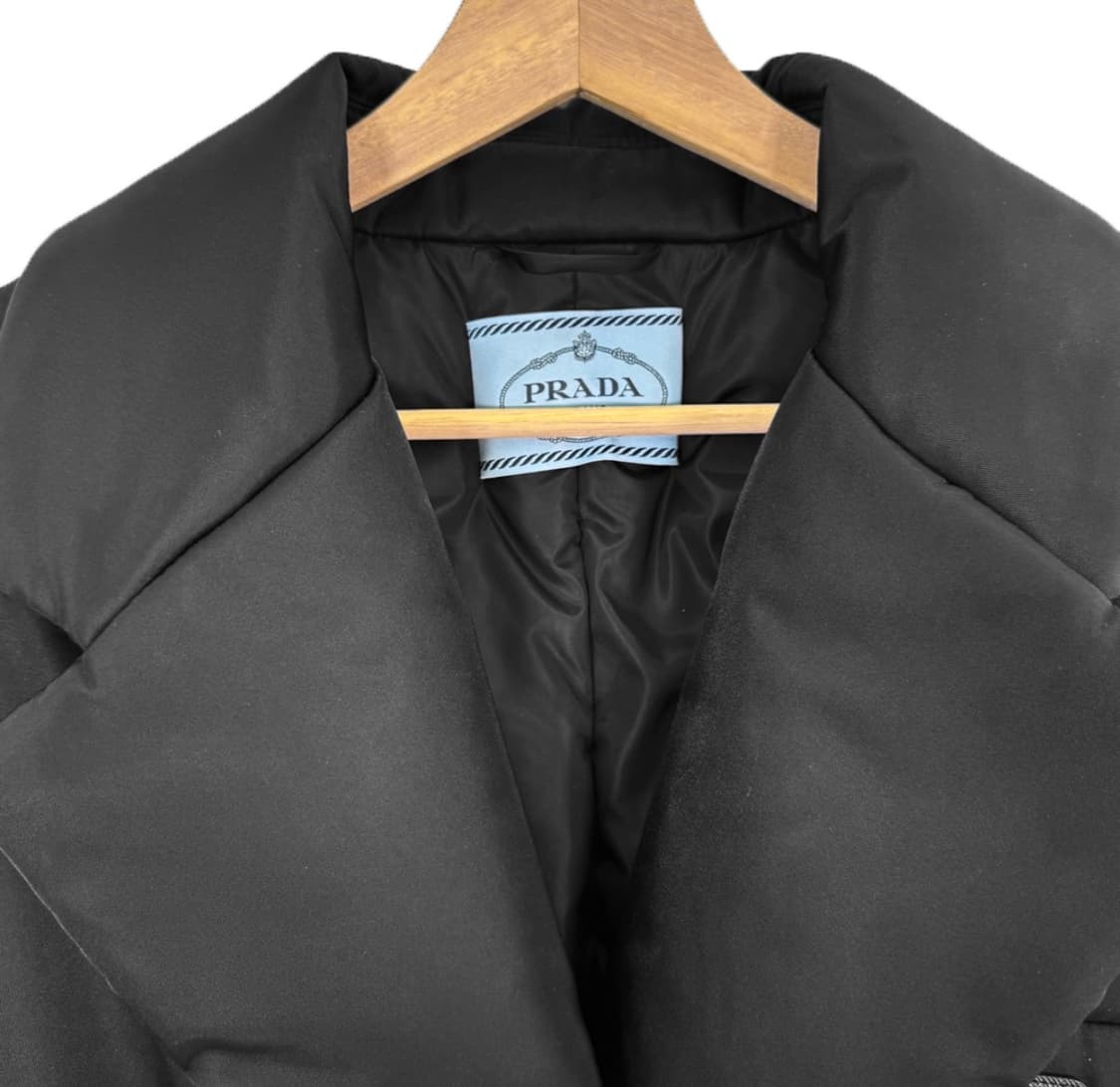 [38] 프라다 여성 리나일론 삼각로고 다운 벨트 롱 패딩 코트 블랙 상품이미지4