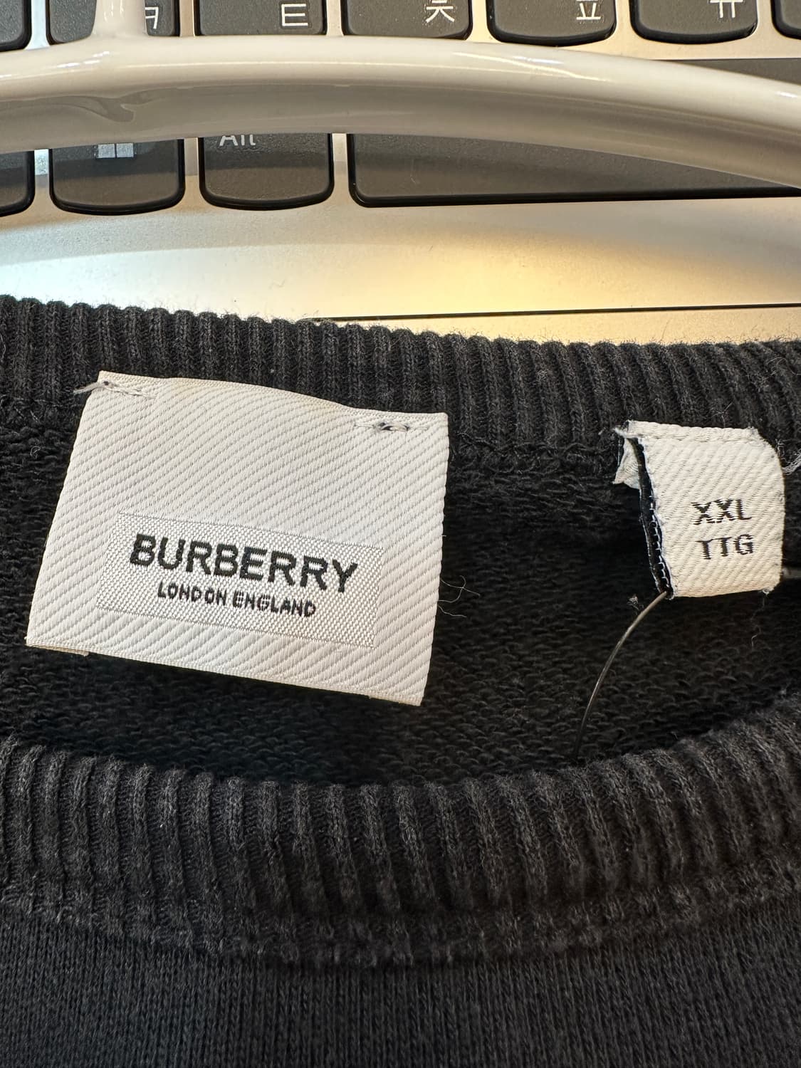 XXL) 버버리 백 프린팅 지퍼 블랙 맨투맨 상품이미지3