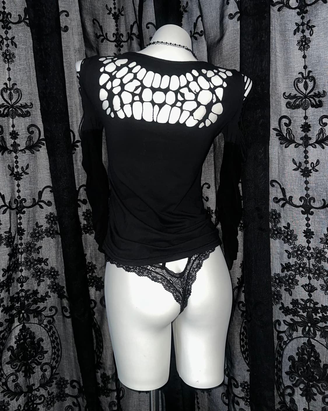 black cut-out graphic long sleeve t-shir 상품이미지3