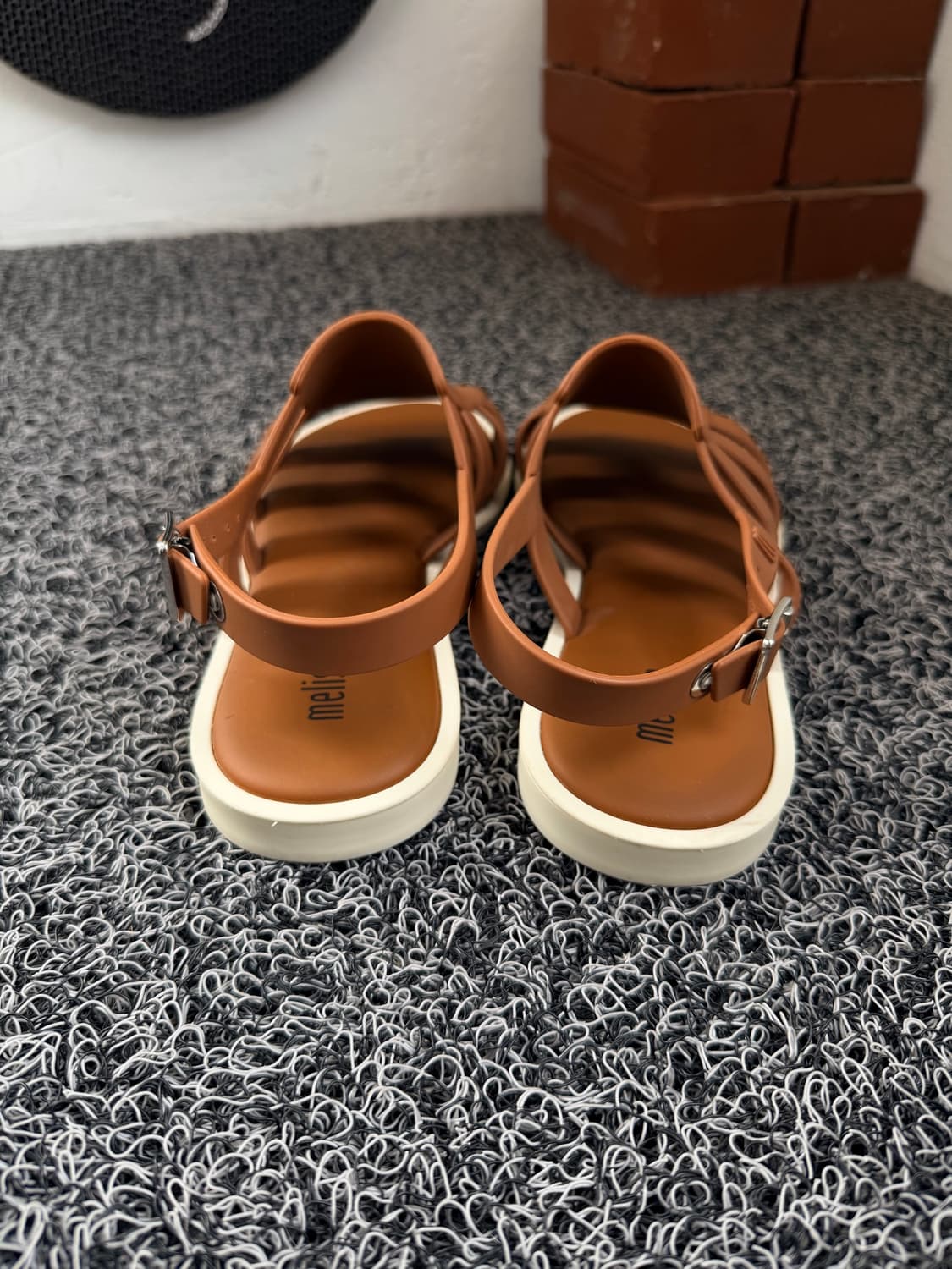 멜리사(Melissa) 유니크 브라운 스트랩 샌들 상품이미지3
