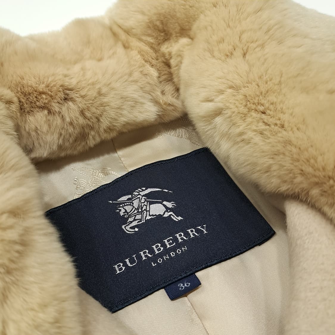 CN860W M 버버리 런던 앙고라 혼방 리얼퍼카라 벨티드 코트 상품이미지4