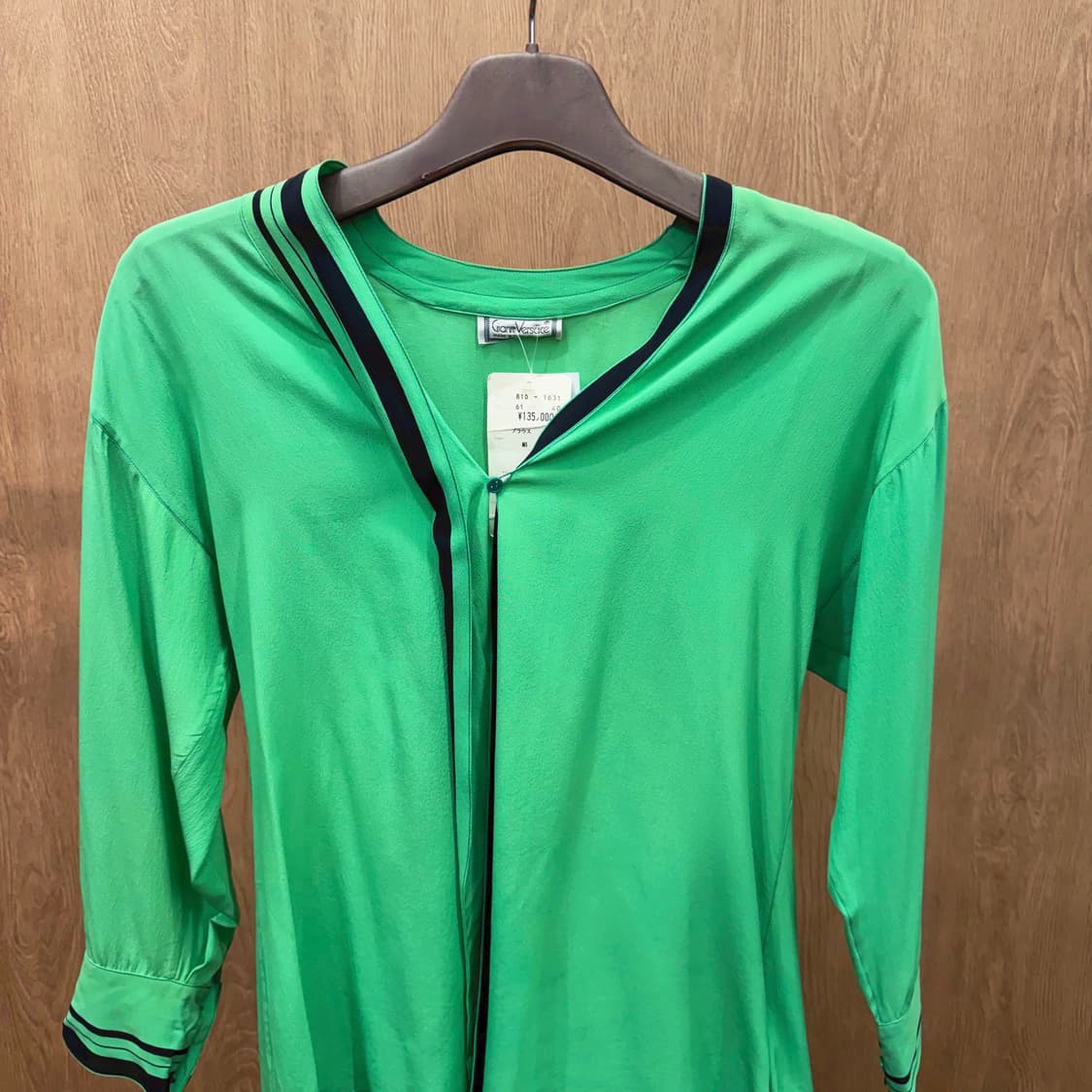 베르사체 브이넥 7부 실크 블라우스 넥라인 소매 배색 트리밍 디테일 그린 상품이미지4