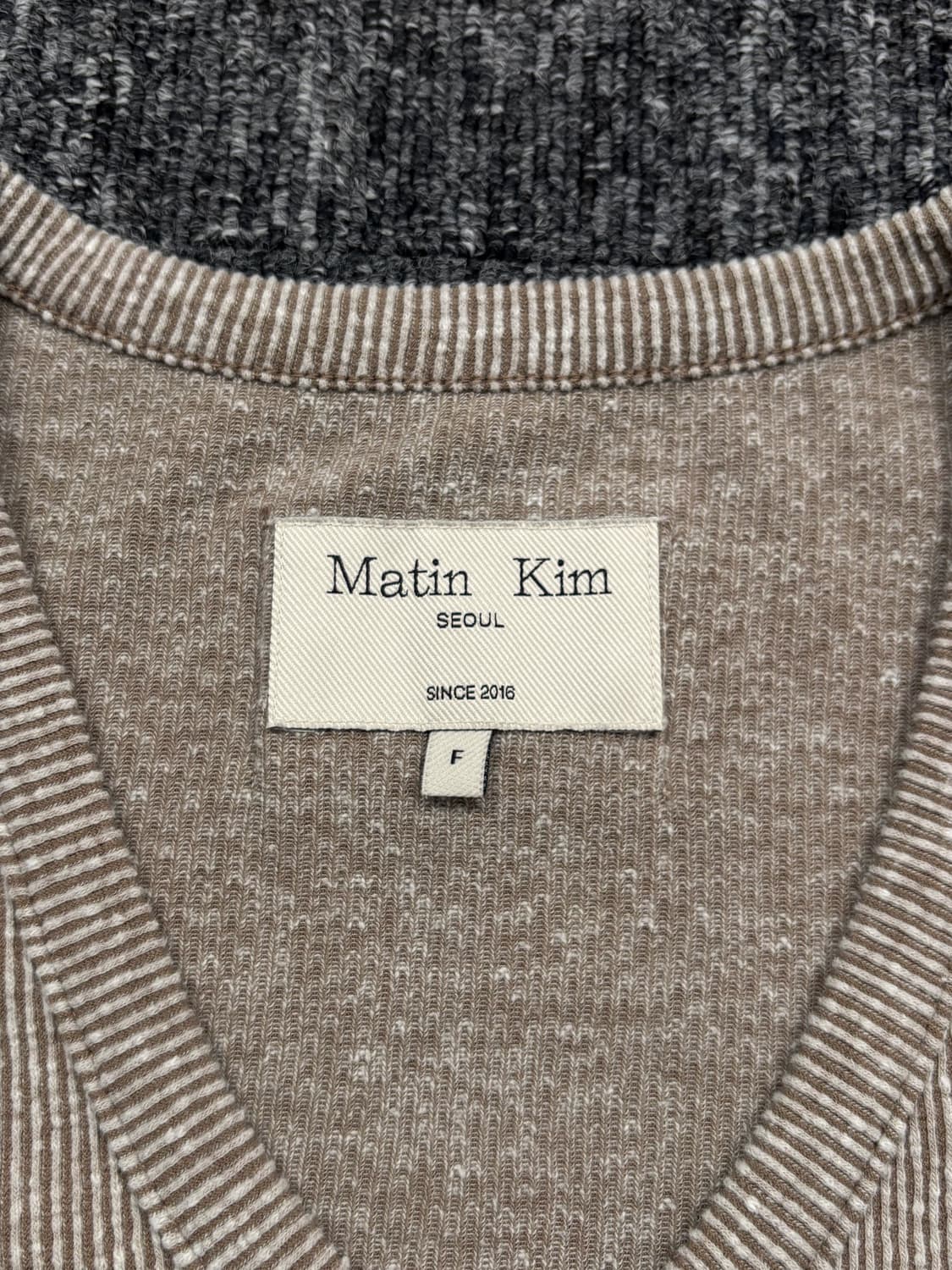 마뗑킴 스티치 브이넥 슬림 니트 상품이미지6