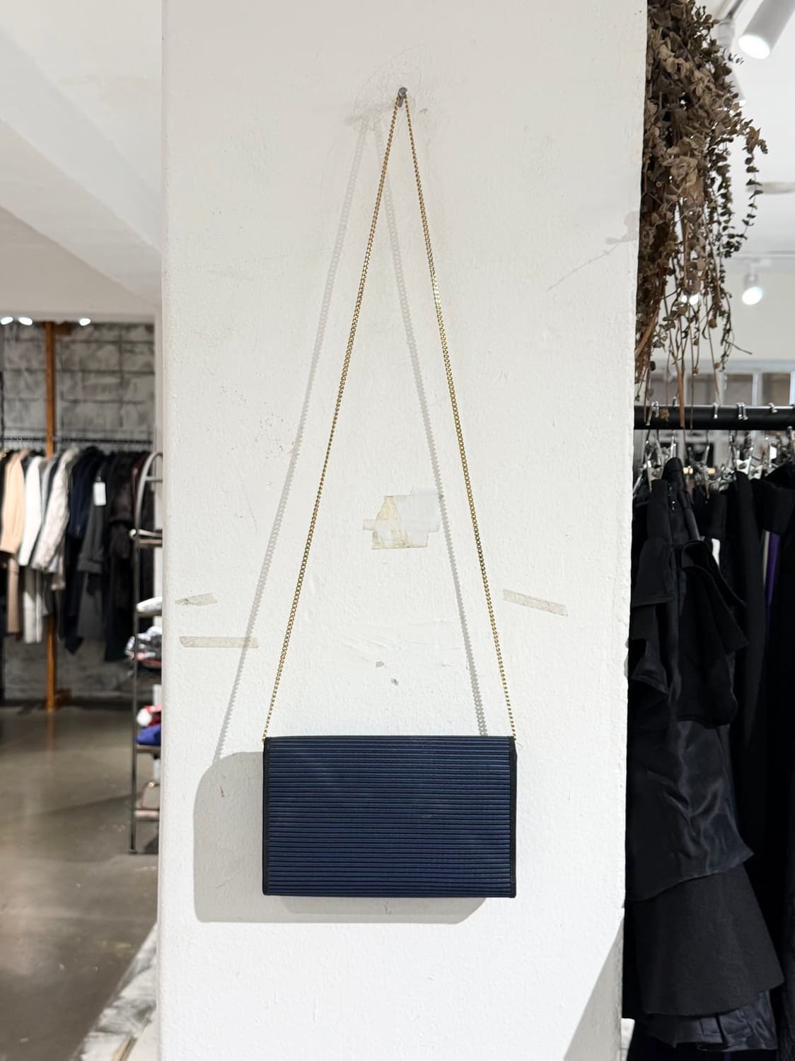 입생로랑 블루 인 텔라 네로 크로스백 상품이미지6