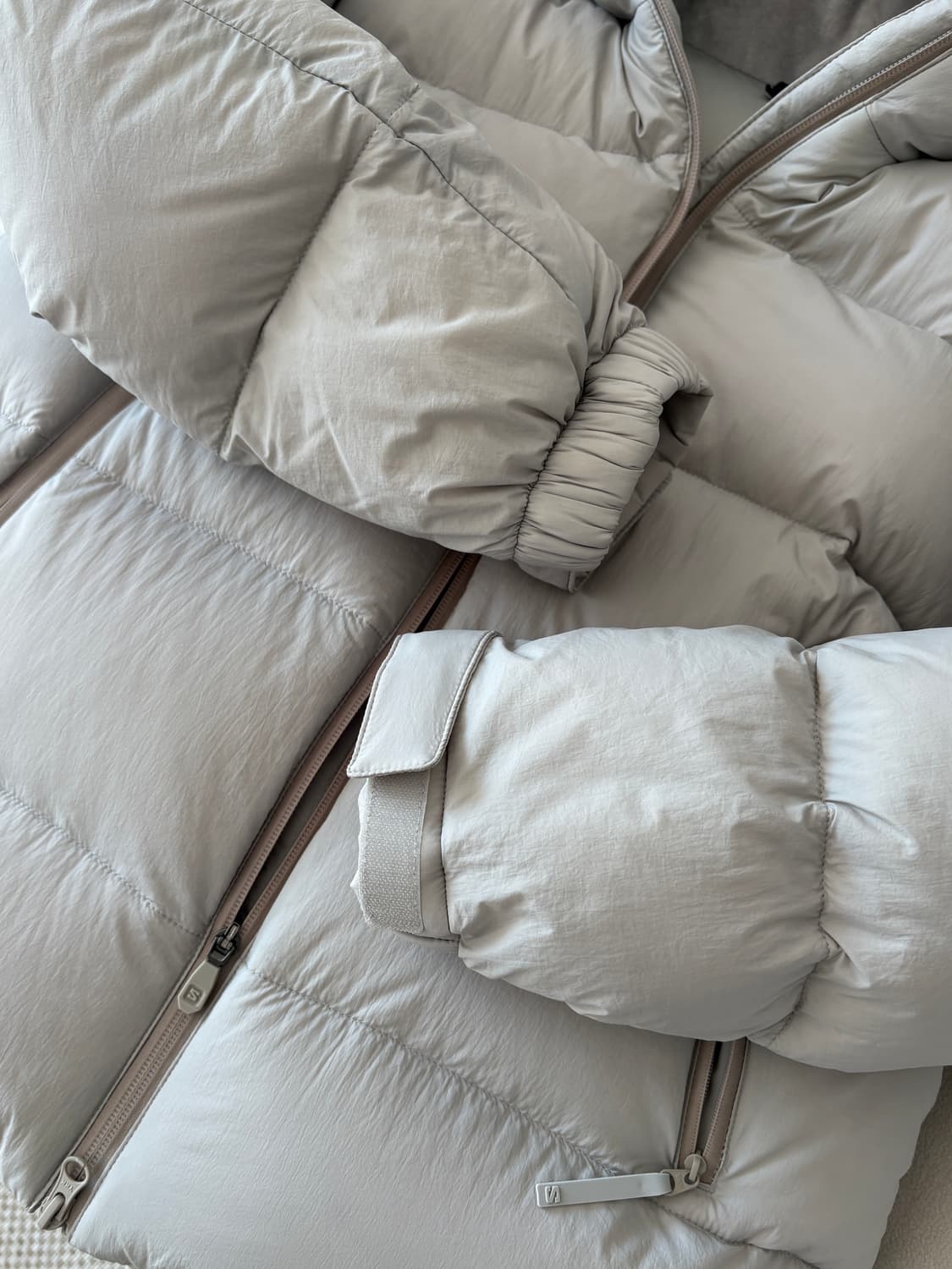 (새상품) 살로몬 덕다운 패딩 M사이즈 웜그레이 컬러 상품이미지5