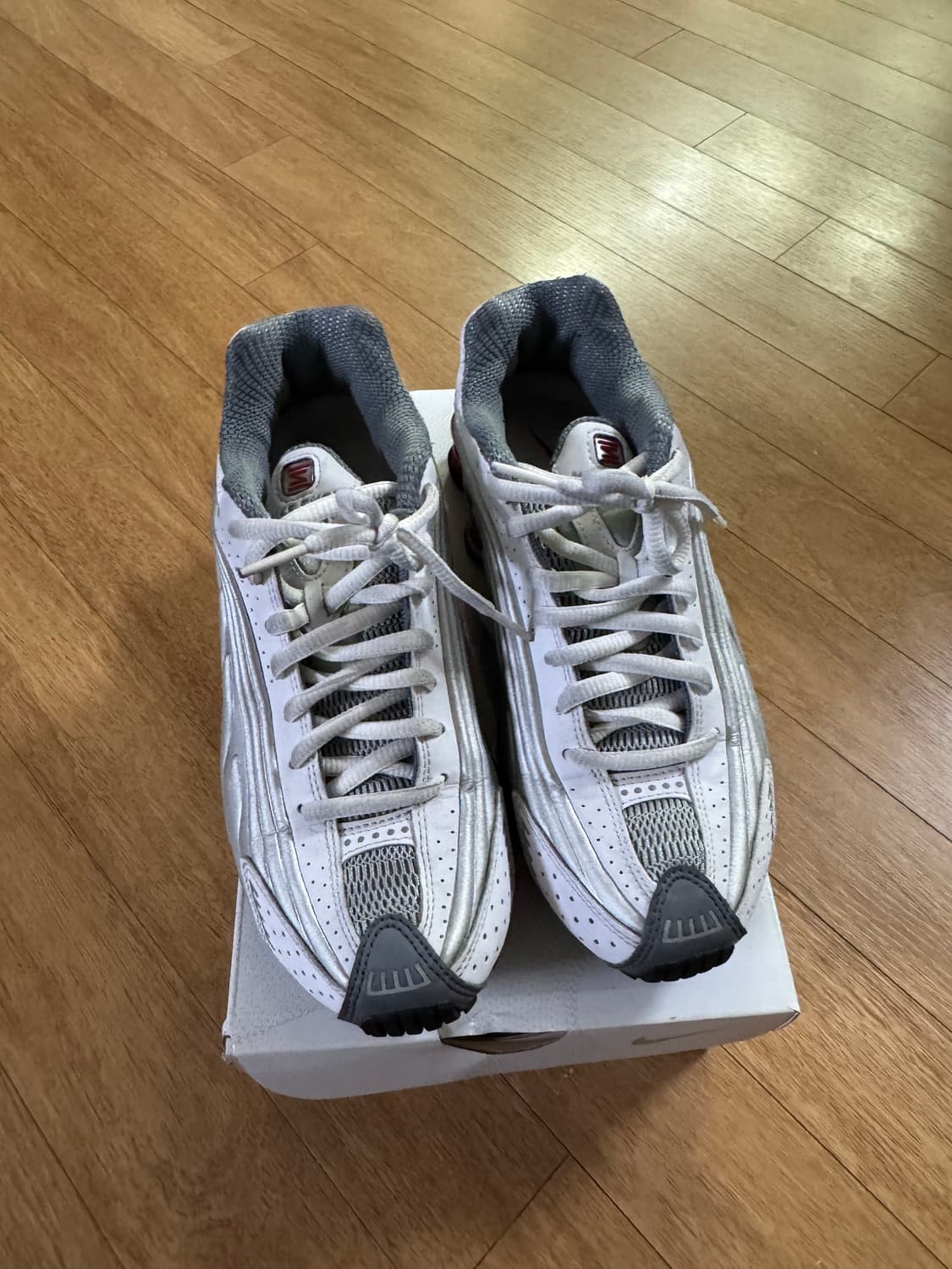 나이키 샥스 r4 메탈릭 실버 커멧 레드 상품이미지3