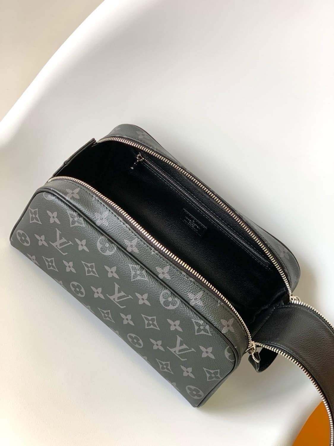 루이비통 락커 돕키트 이클립스 클러치백 상품이미지3