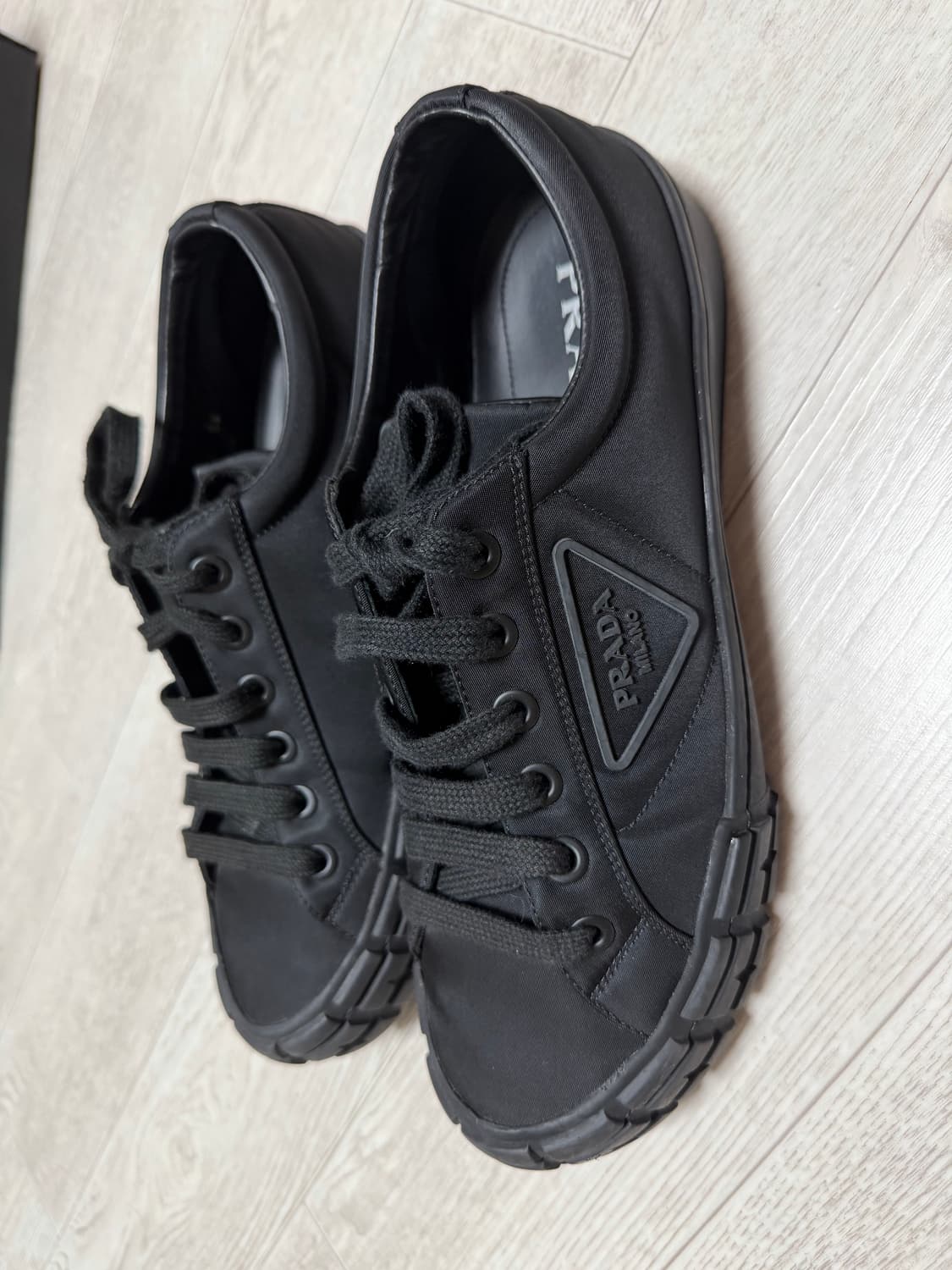     프라다 나일론 개버딘 트라이앵글 로고 스니커즈 상품이미지5