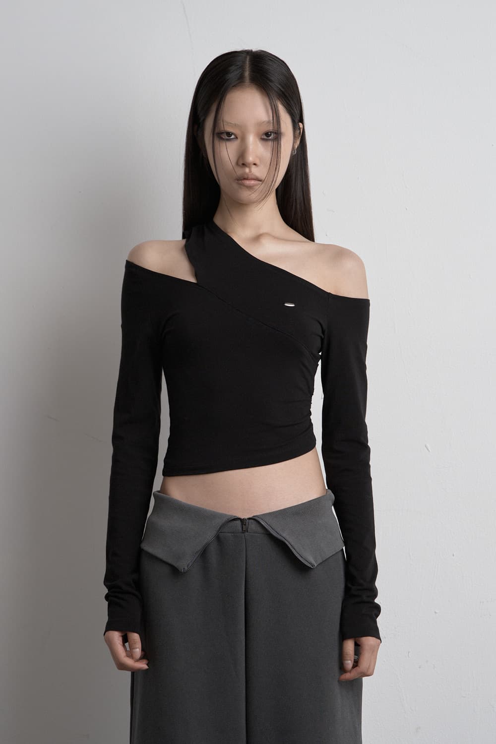 시너진 SHIRRING UNBALANCED LONG SLEEVE BLAC 상품이미지1