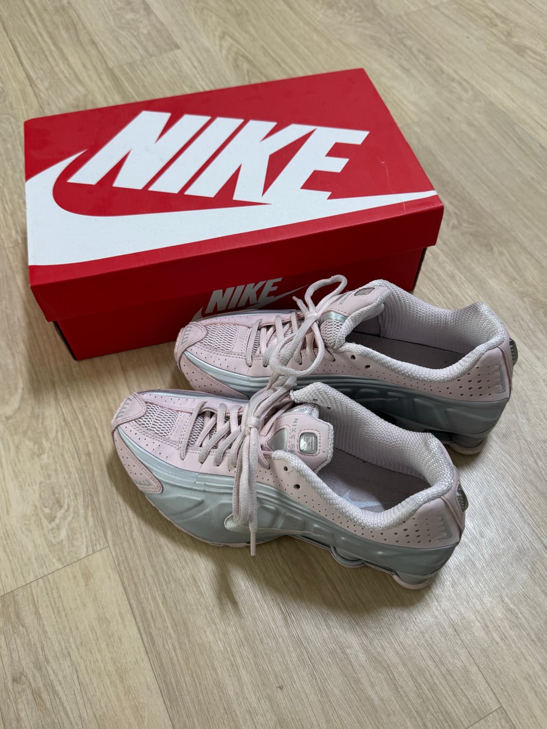 나이키 샥스 R4 베얼리 로즈 250 상품이미지1