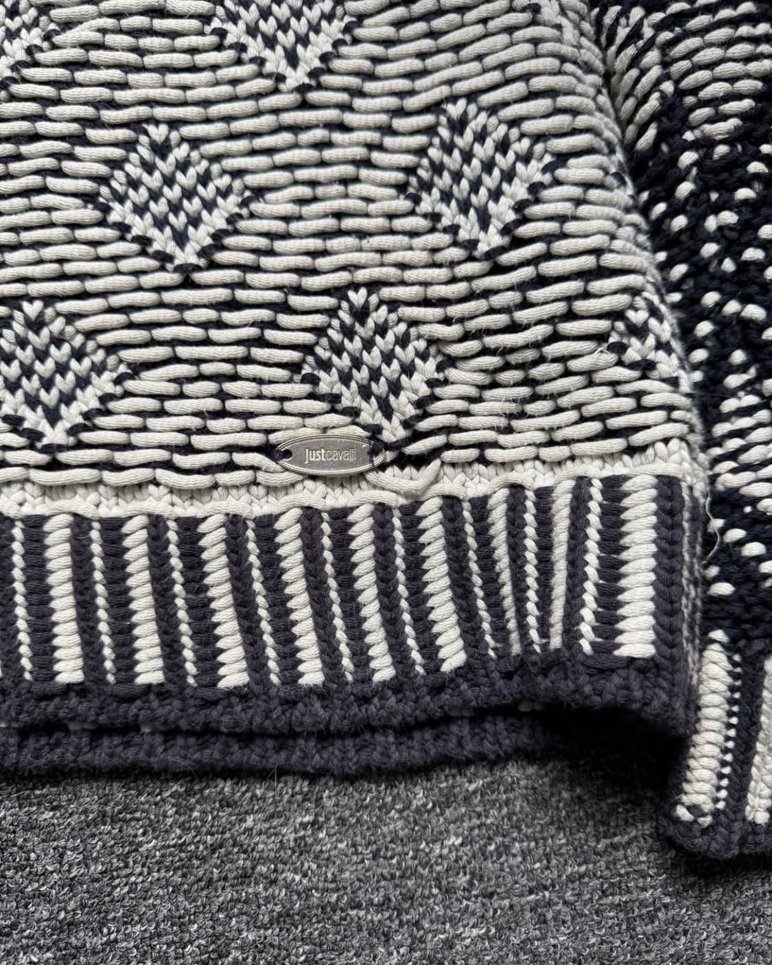 저스트 카발리 숄더 버튼 슬릿 헤비 니트 상품이미지8