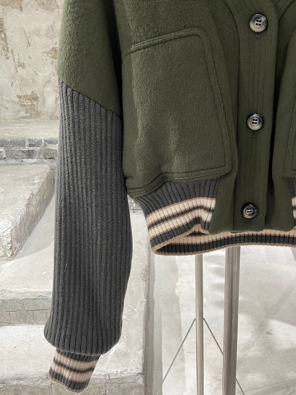 오프화이트 20F/W 카키 크롭 울 가디건 상품이미지4