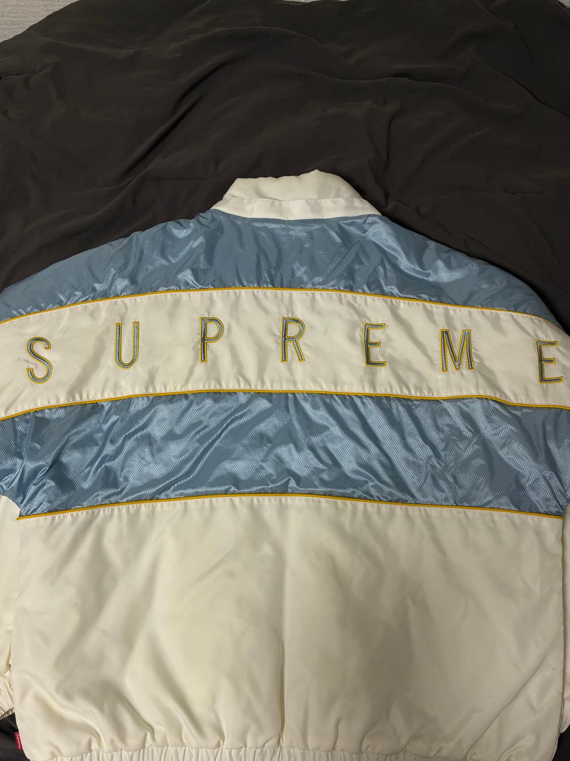 슈프림 19fw 스포츠 파이핑 푸퍼 자켓 상품이미지2