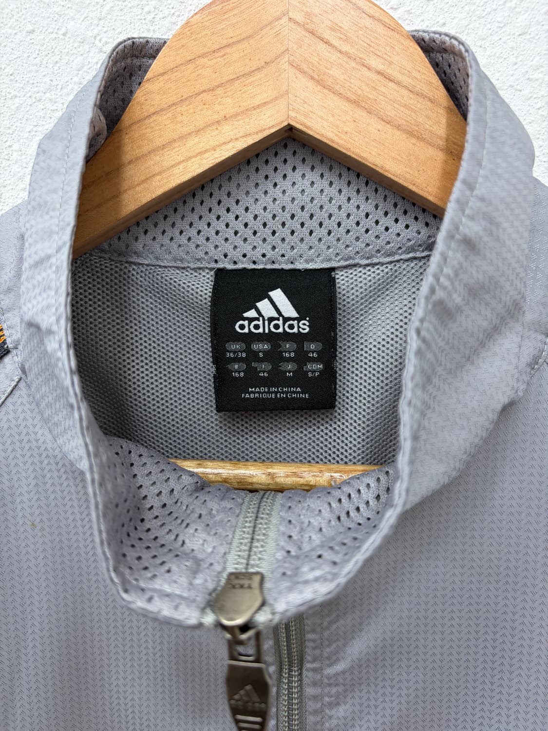 아디다스 그레이 오렌지 로고 삼선 윈드브레이커  상품이미지2