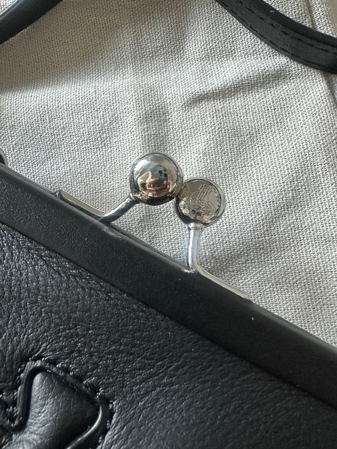 비비안웨스트우드 로고 엠보싱 클러치백 상품이미지4