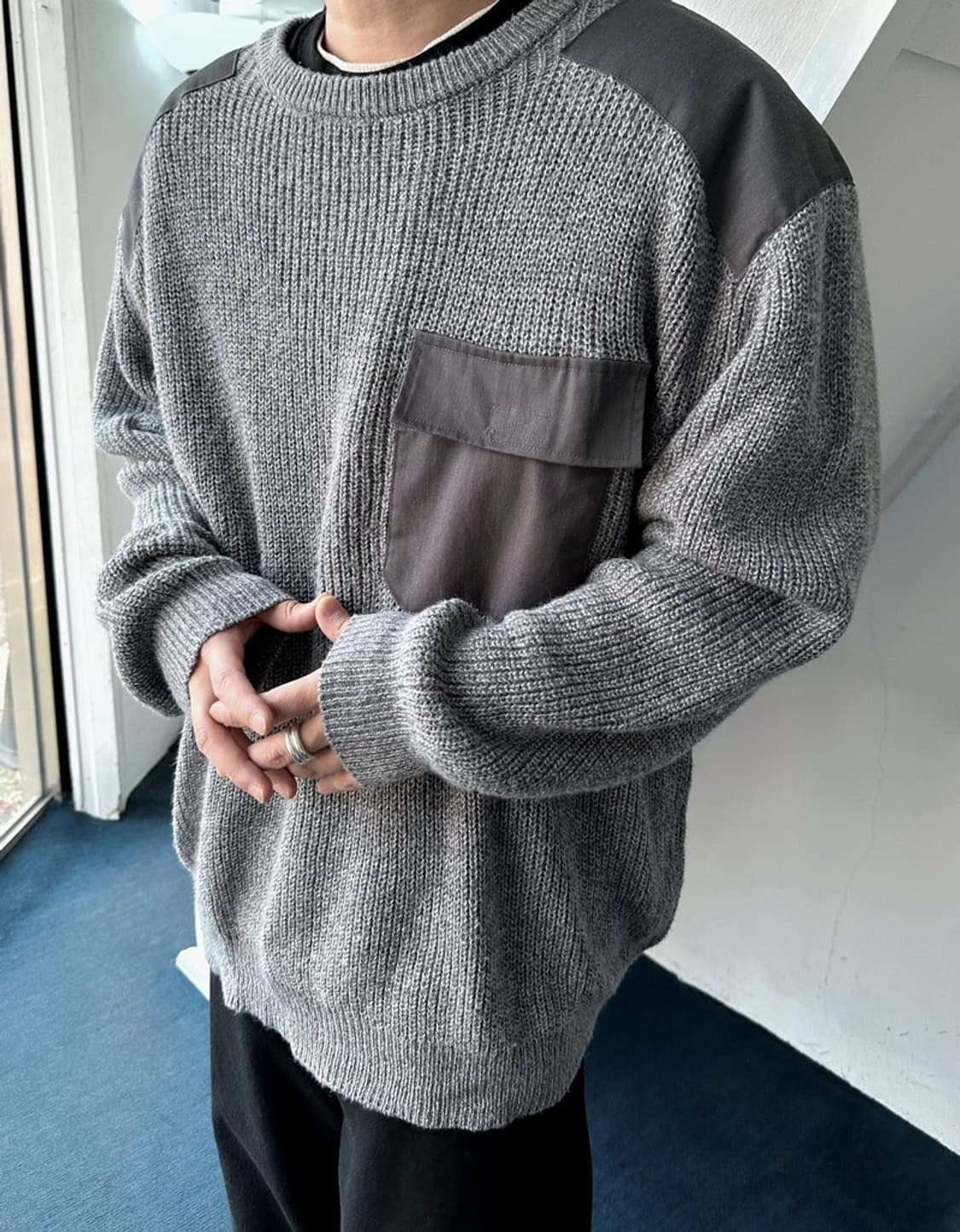 Patch design over knit P/O 상품이미지7