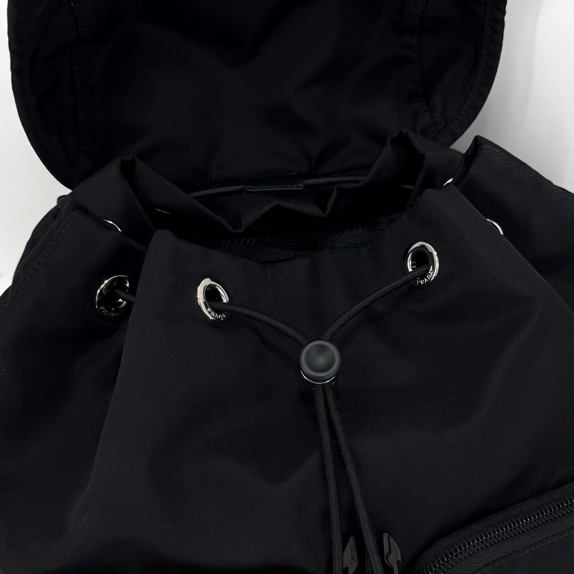 프라다 삼각로고 나일론 버클 백팩 블랙 (1BZ070) 상품이미지9