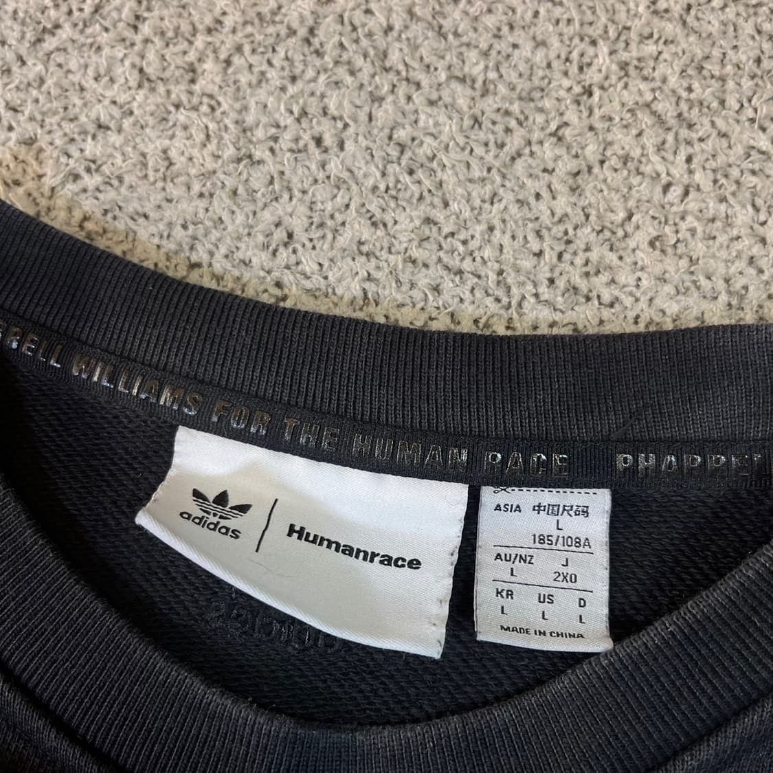 아디다스 퍼렐 휴먼레이스 맨투맨 때 상품이미지3