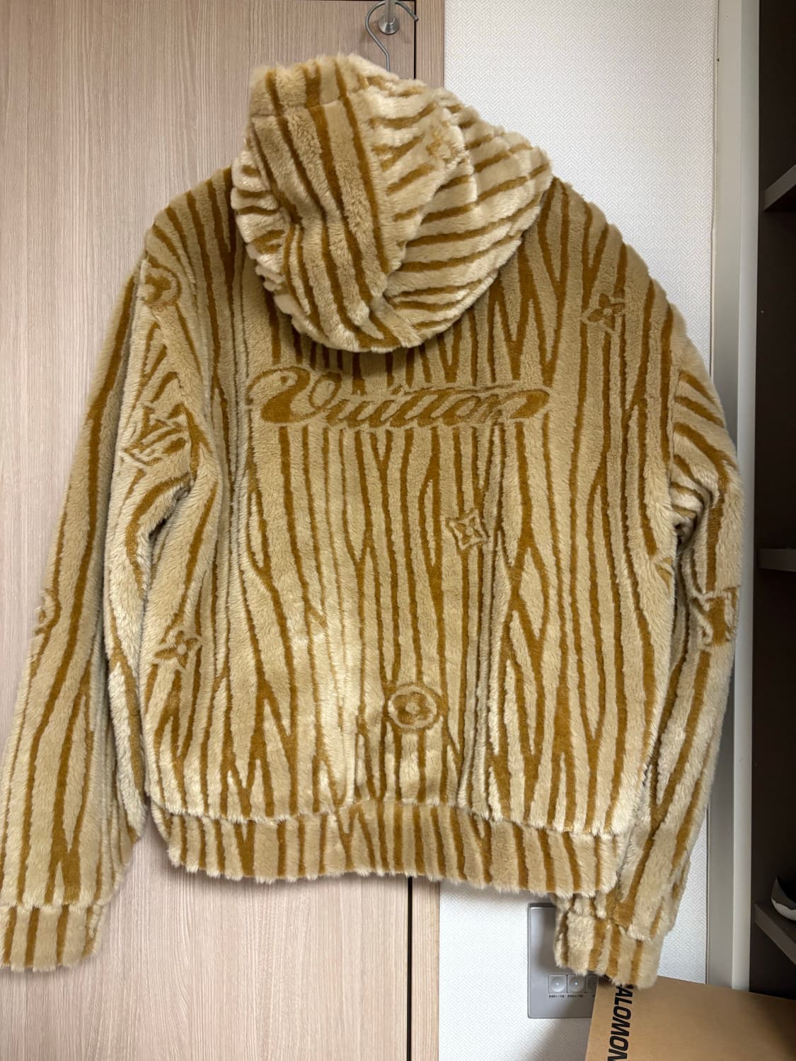 루이비통 백화점판 퍼 플리스 후디드 자켓 상품이미지1