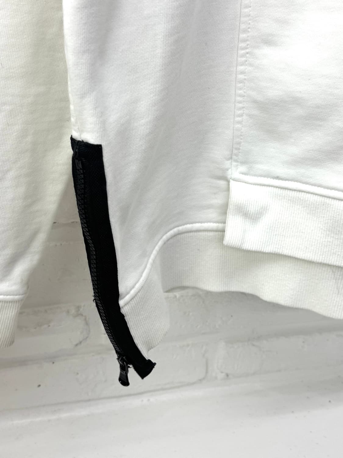 솔리드옴므 사이드지퍼 화이트 스웻셔츠 상품이미지5